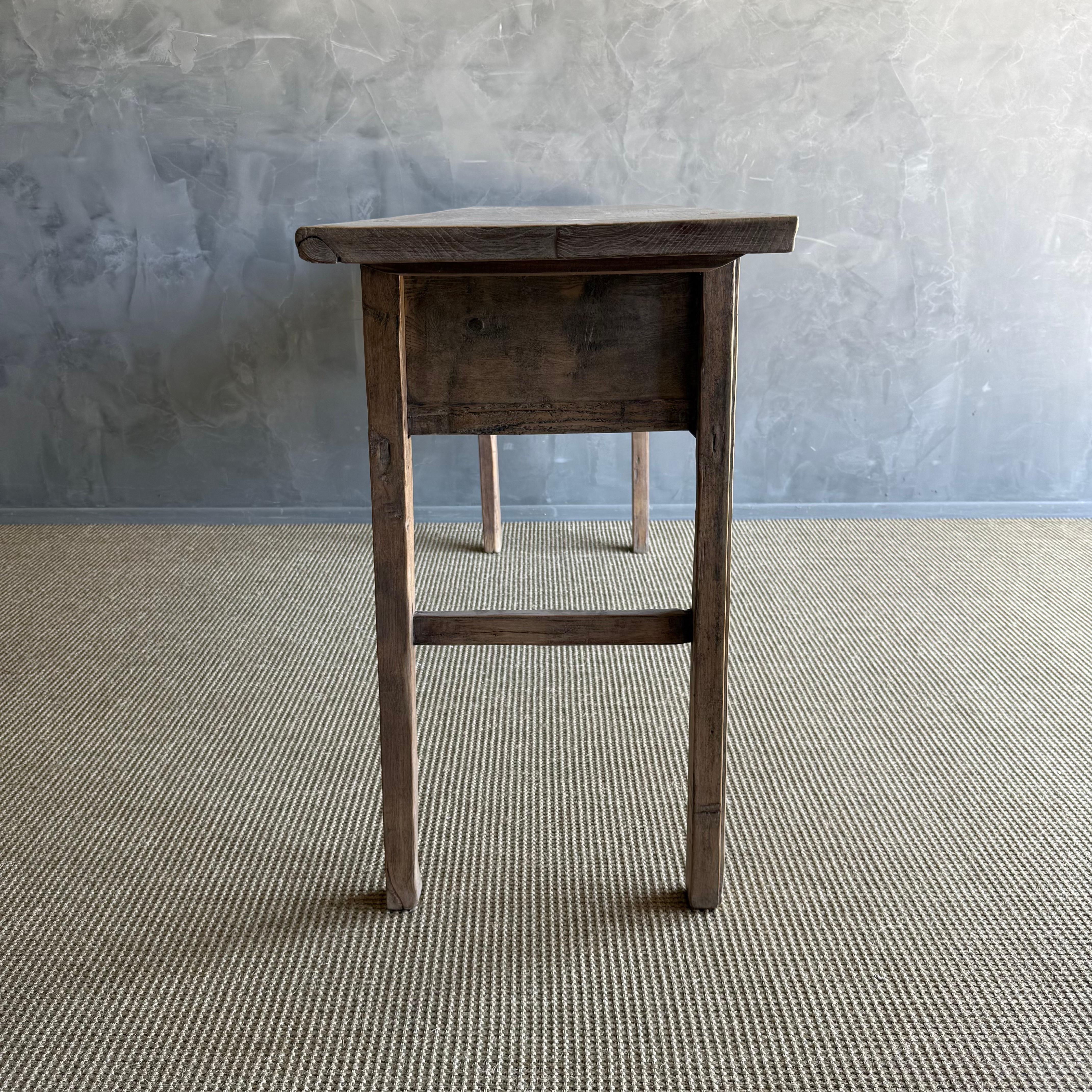 Table console vintage en bois d'orme avec tiroirs 79.5 po. en vente 1