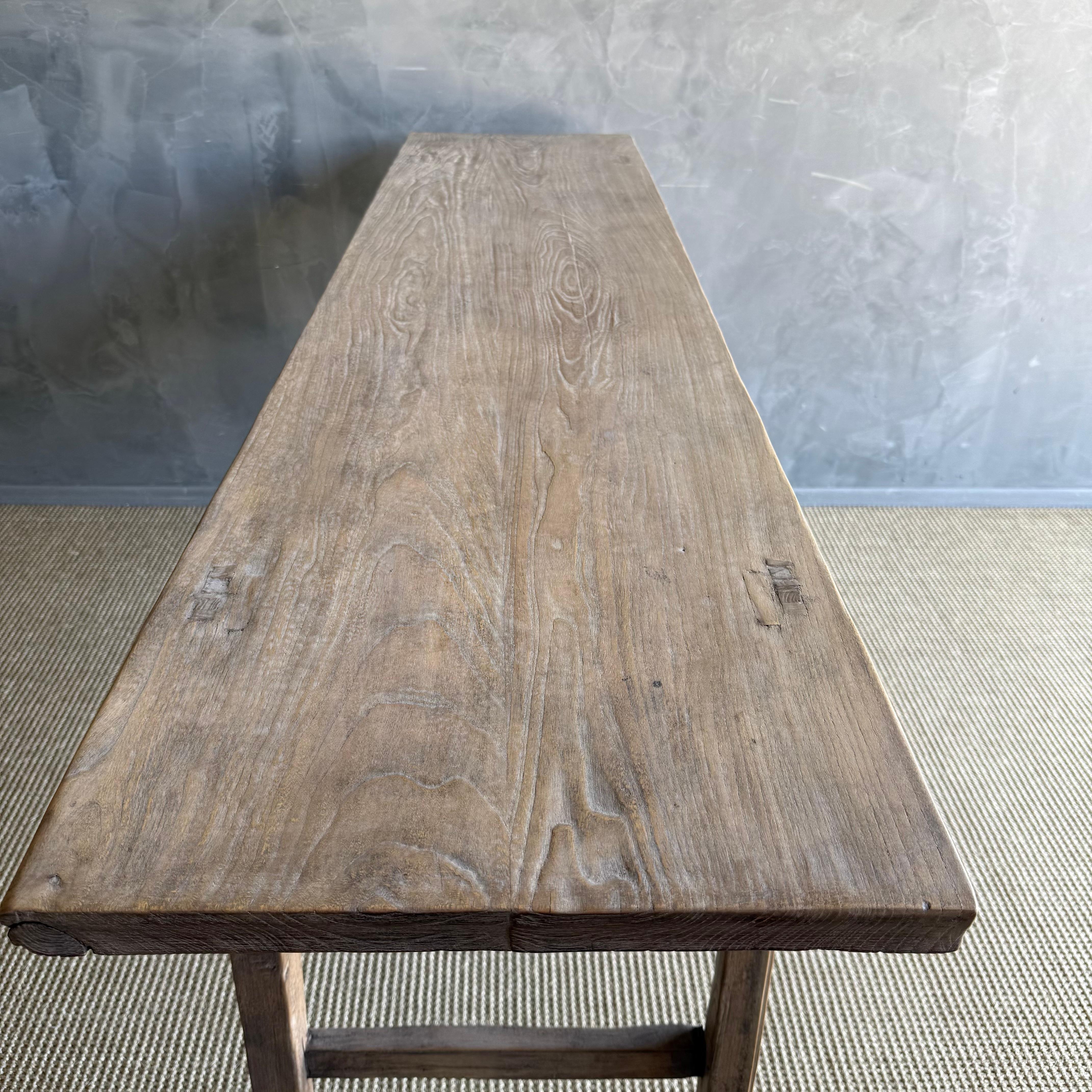 Table console vintage en bois d'orme avec tiroirs 79.5 po. en vente 2