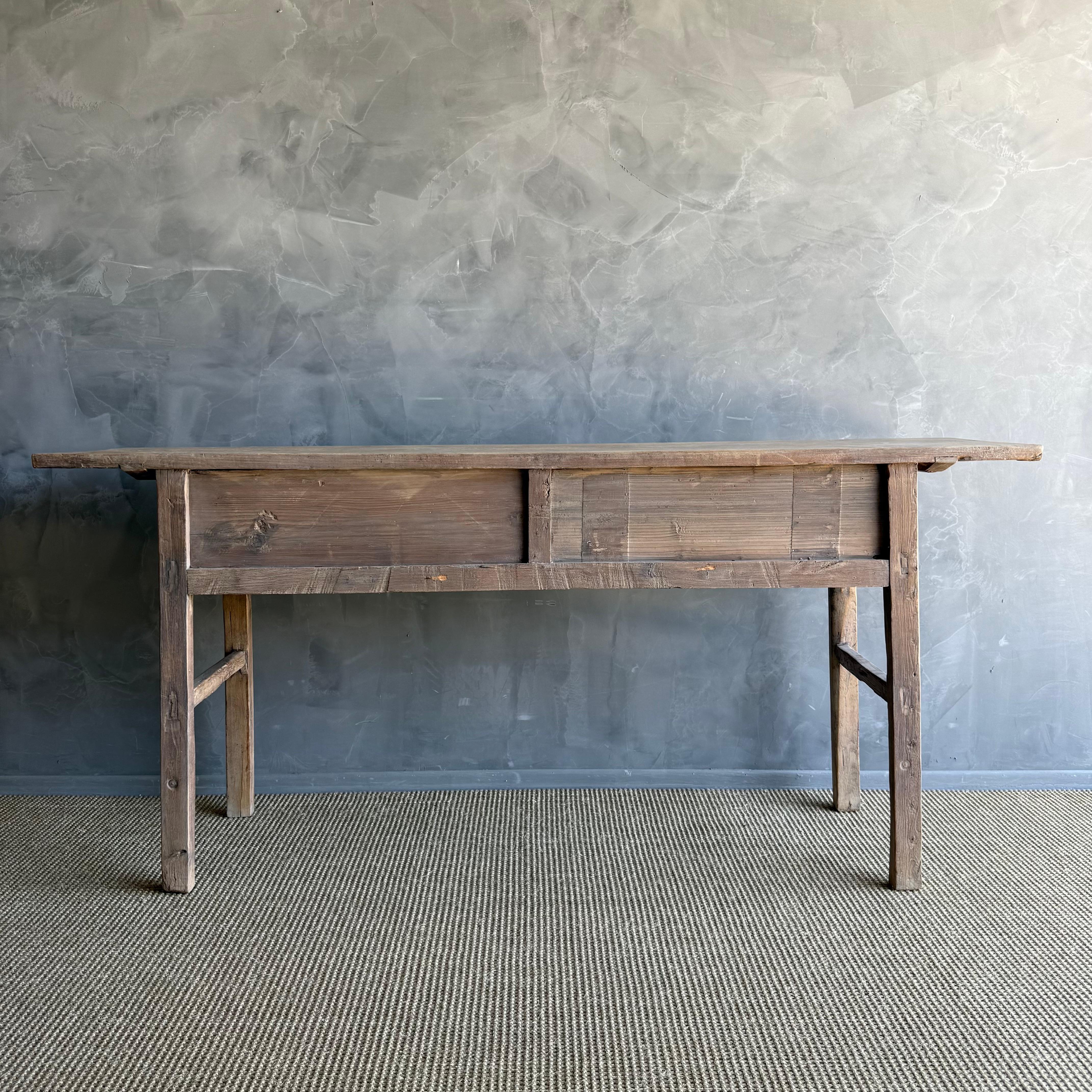Table console vintage en bois d'orme avec tiroirs 79.5 po. en vente 3