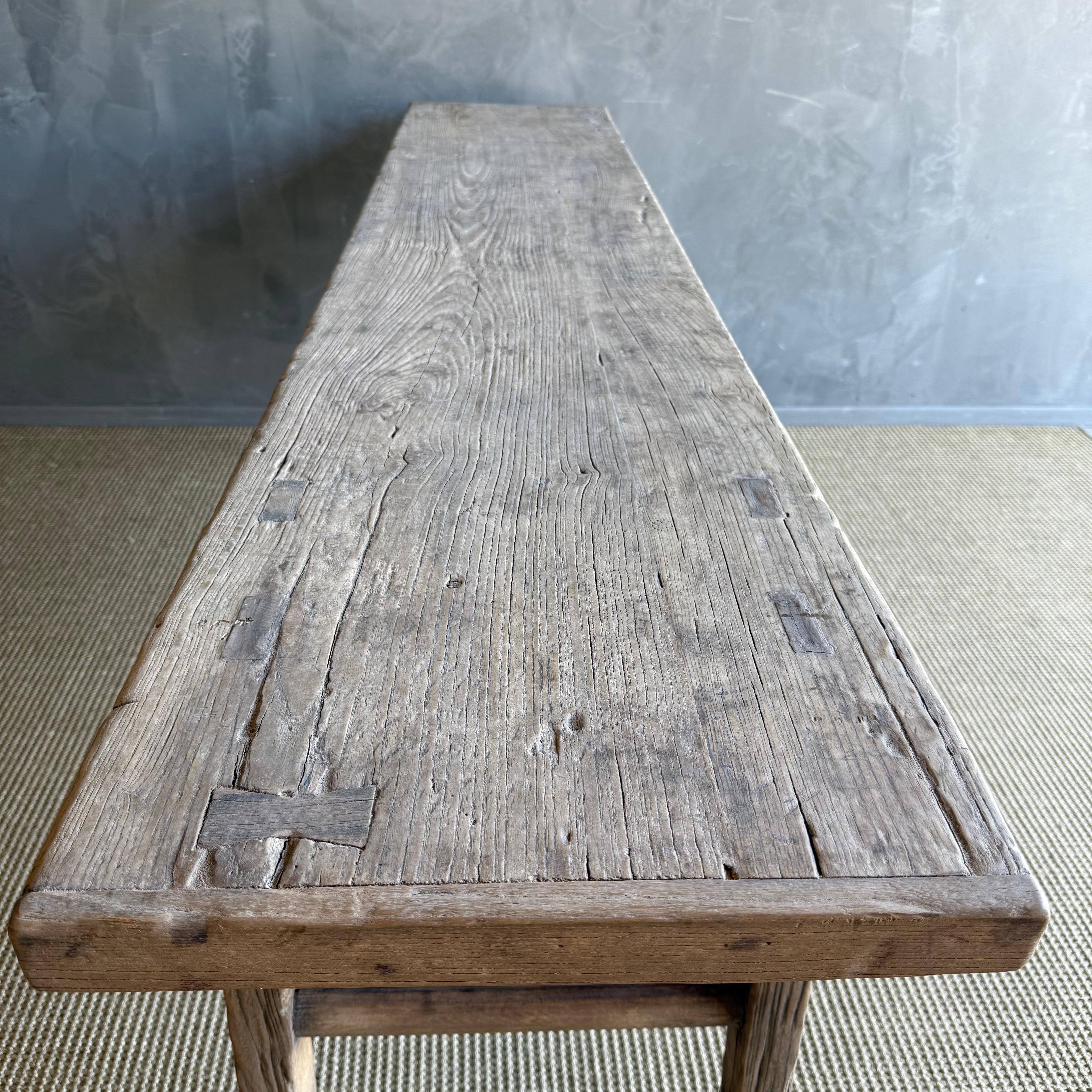 Table console vintage en bois d'orme avec tiroirs 89 po. en vente 4