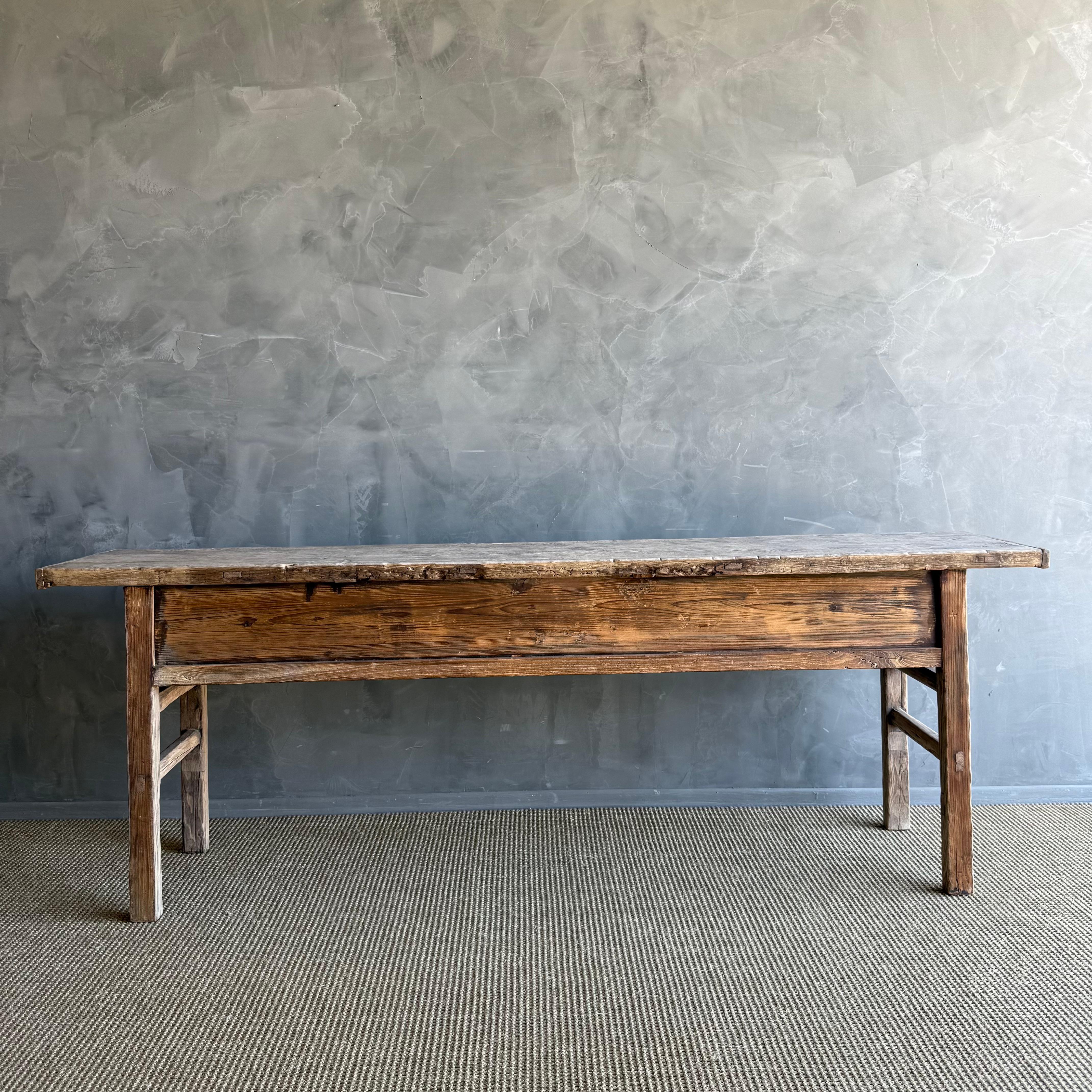 Table console vintage en bois d'orme avec tiroirs 89 po. en vente 5