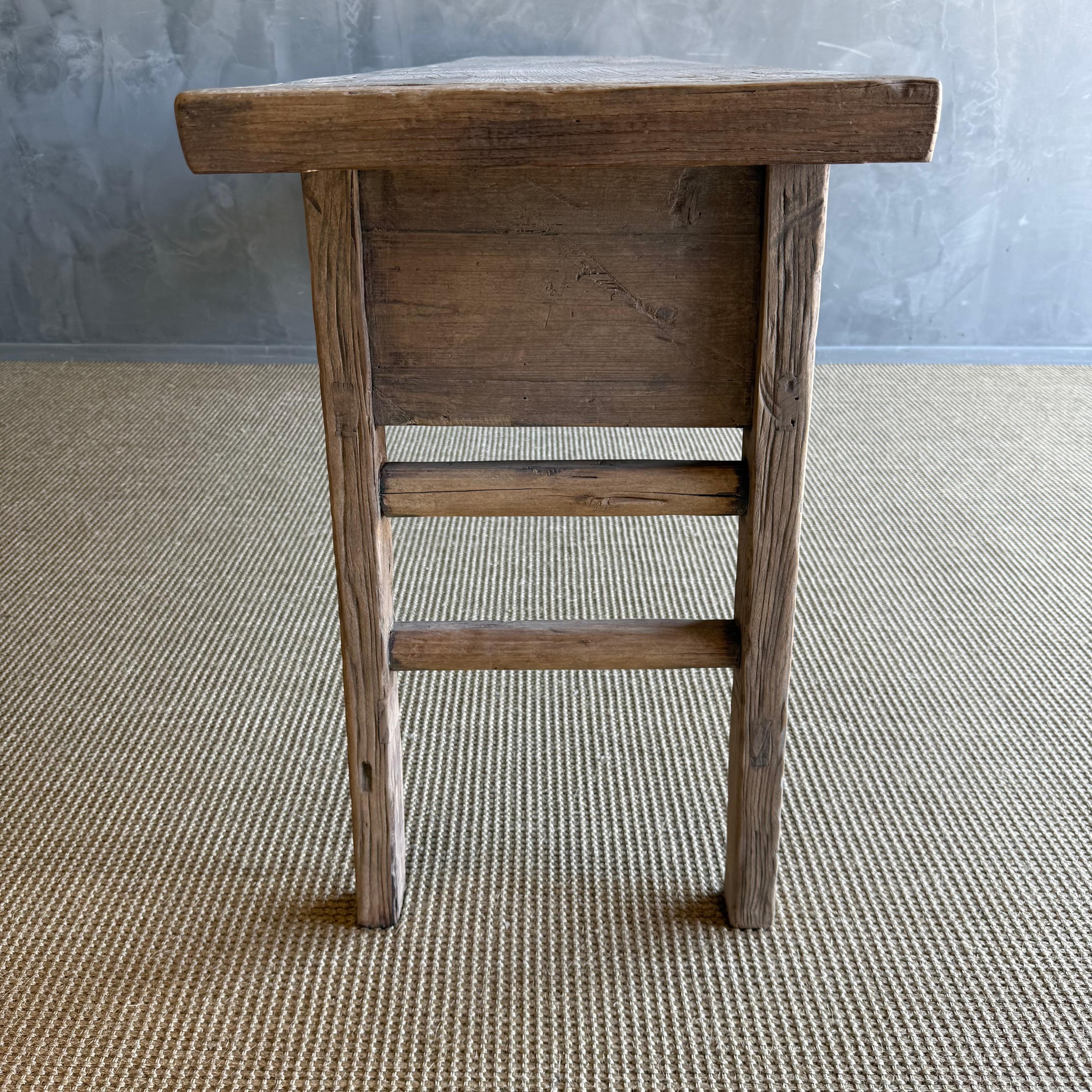 Table console vintage en bois d'orme avec tiroirs 89 po. en vente 6
