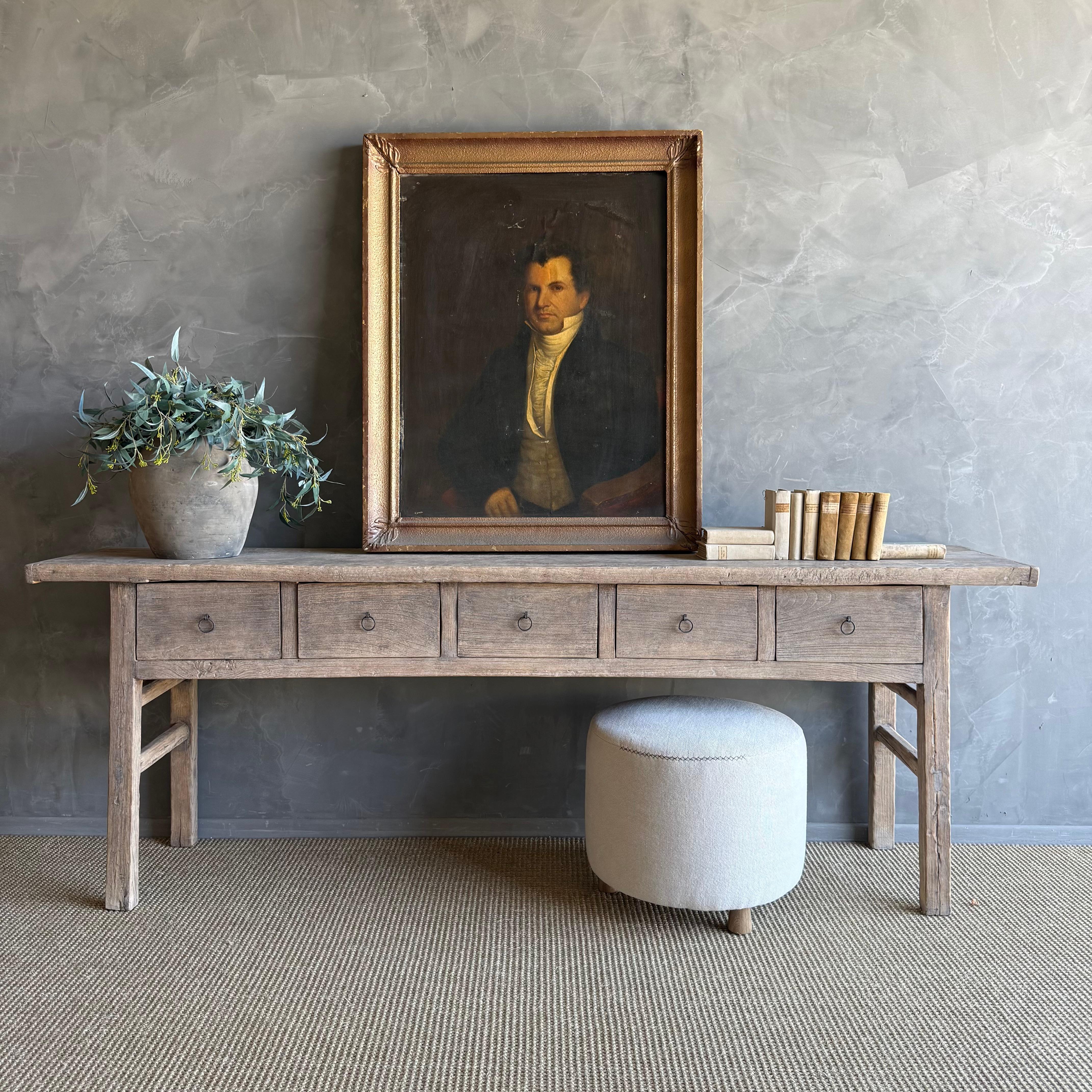Table console vintage en bois d'orme avec tiroirs 89 po. en vente 8
