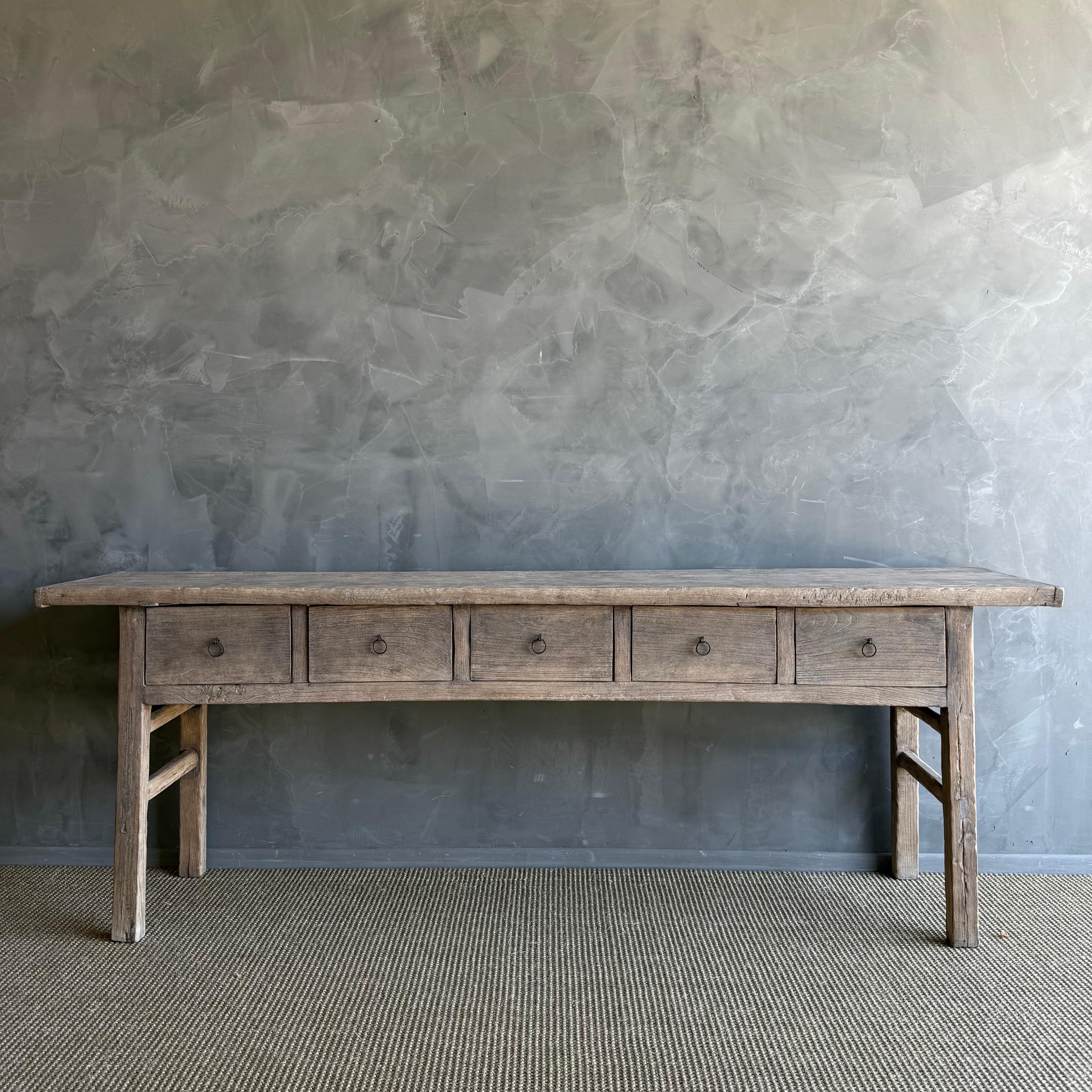 Organique Table console vintage en bois d'orme avec tiroirs 89 po. en vente