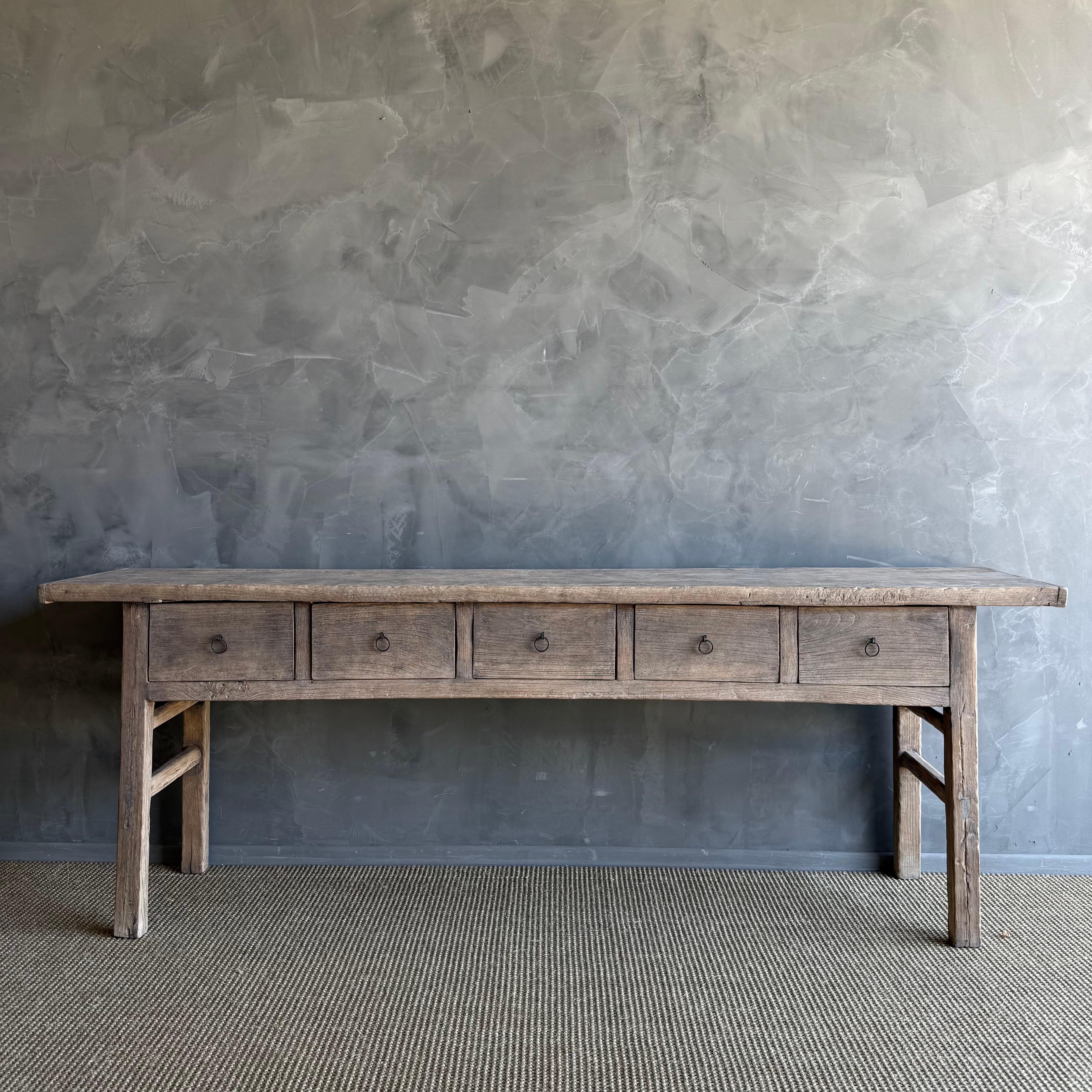 Table console vintage en bois d'orme avec tiroirs 89 po. Bon état - En vente à Old Town Orange, CA