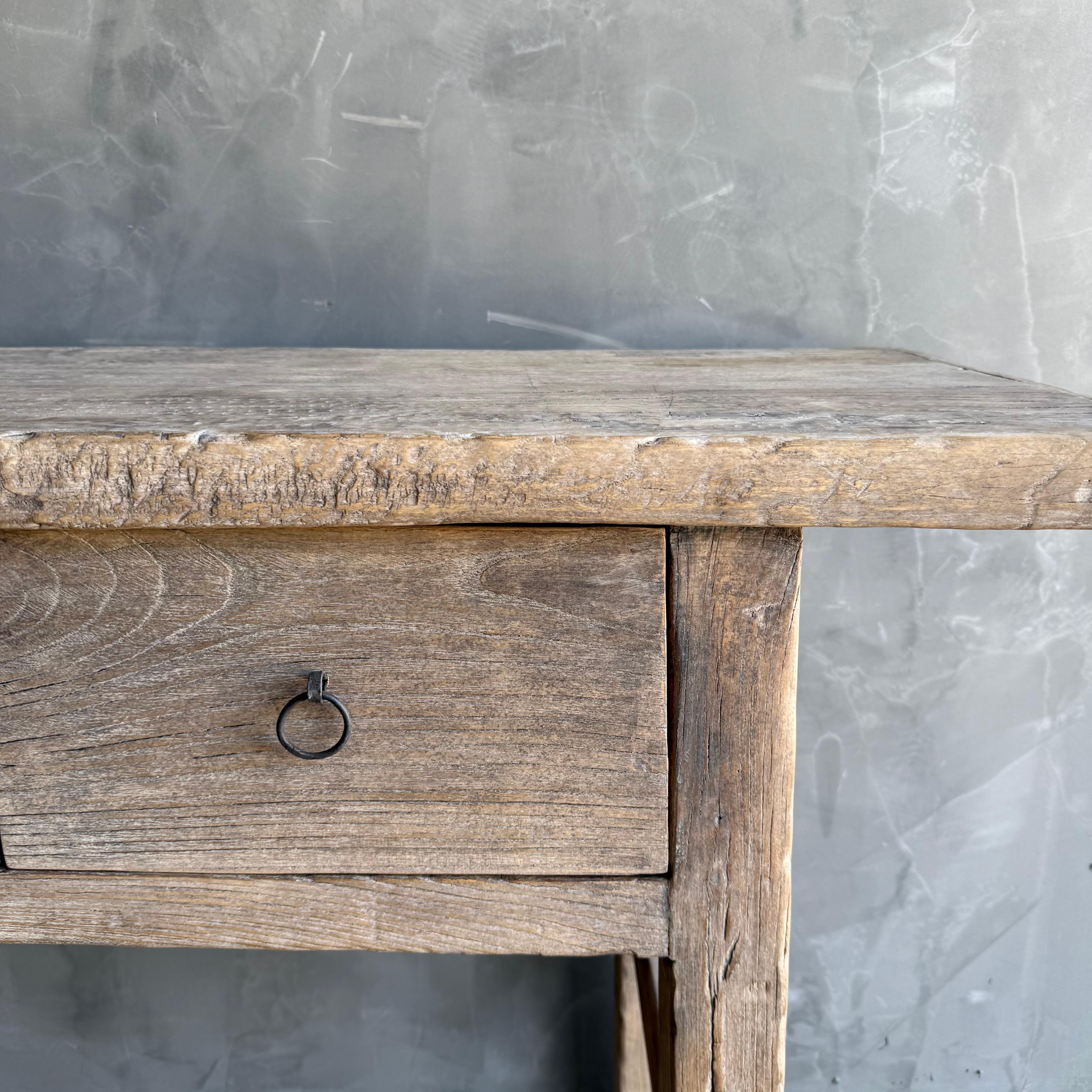 20ième siècle Table console vintage en bois d'orme avec tiroirs 89 po. en vente