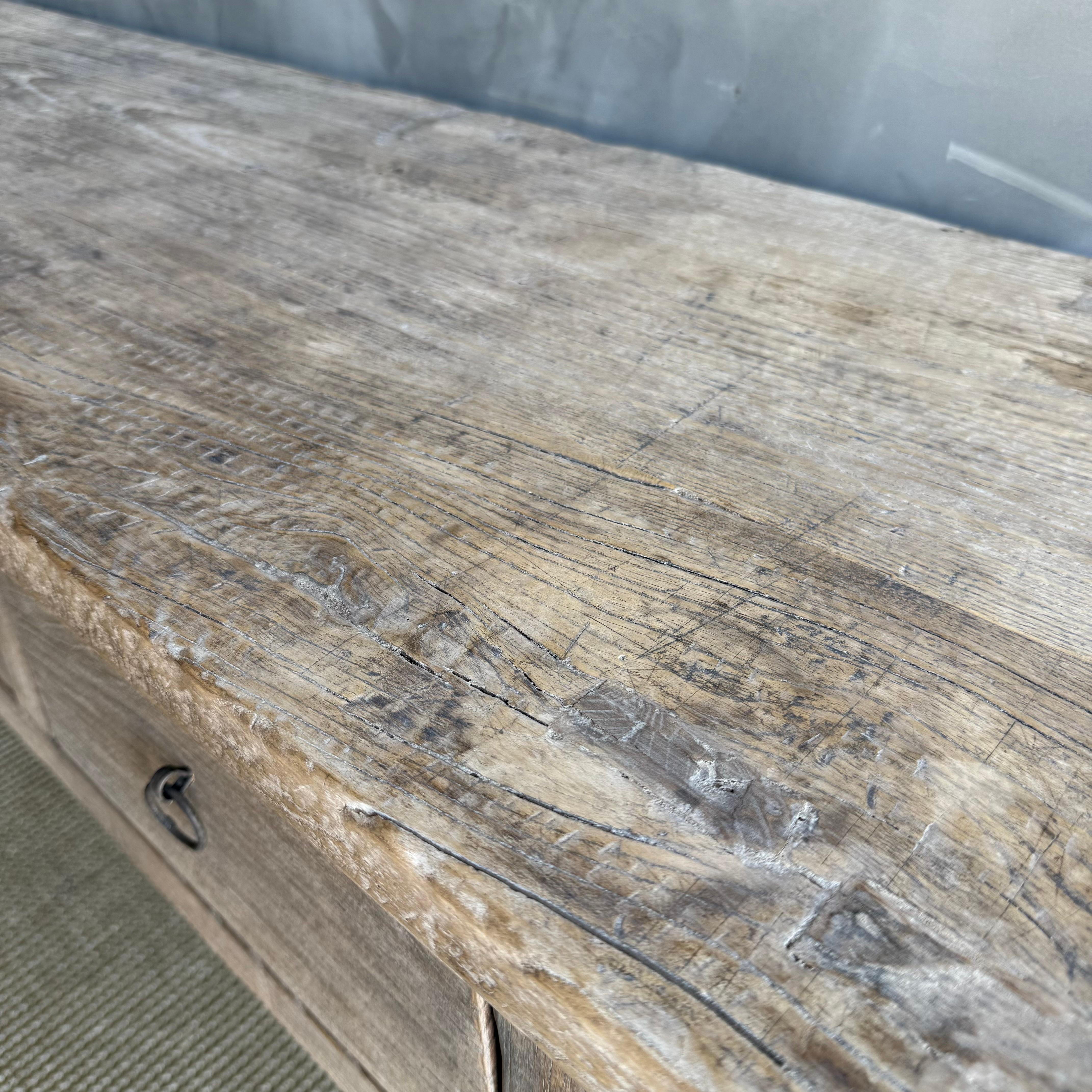 Bois Table console vintage en bois d'orme avec tiroirs 89 po. en vente
