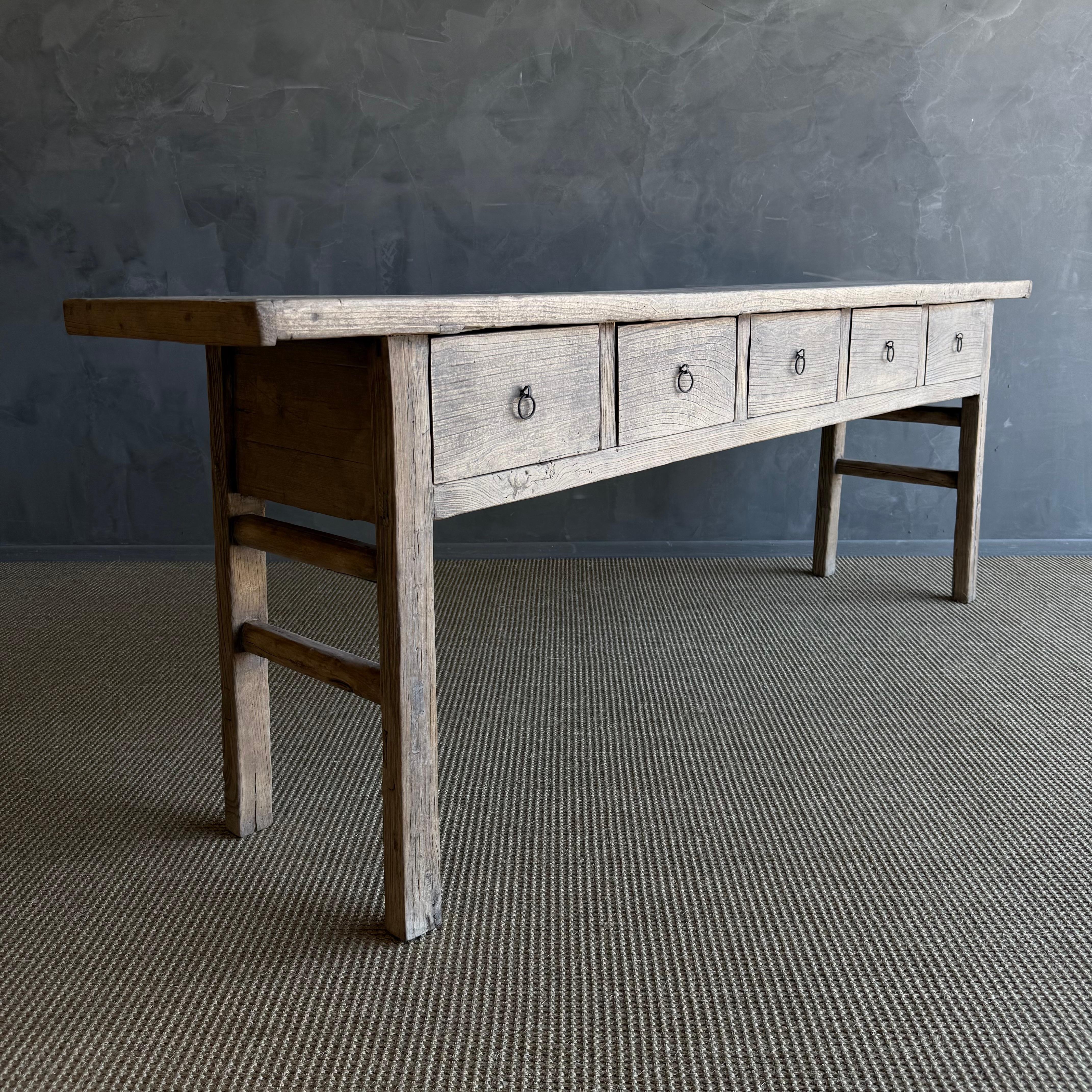 Table console vintage en bois d'orme avec tiroirs 89 po. en vente 1