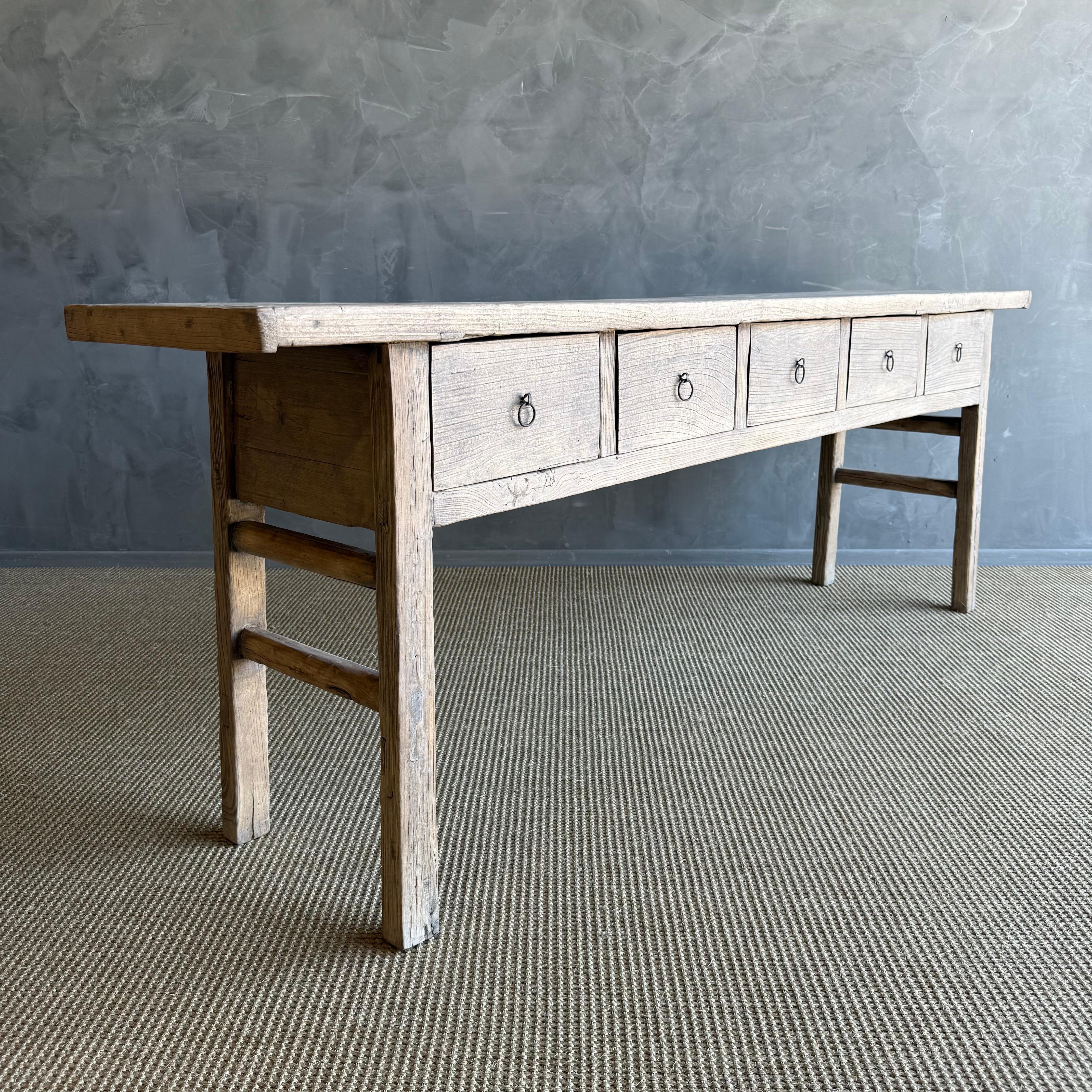 Table console vintage en bois d'orme avec tiroirs 89 po. en vente 2