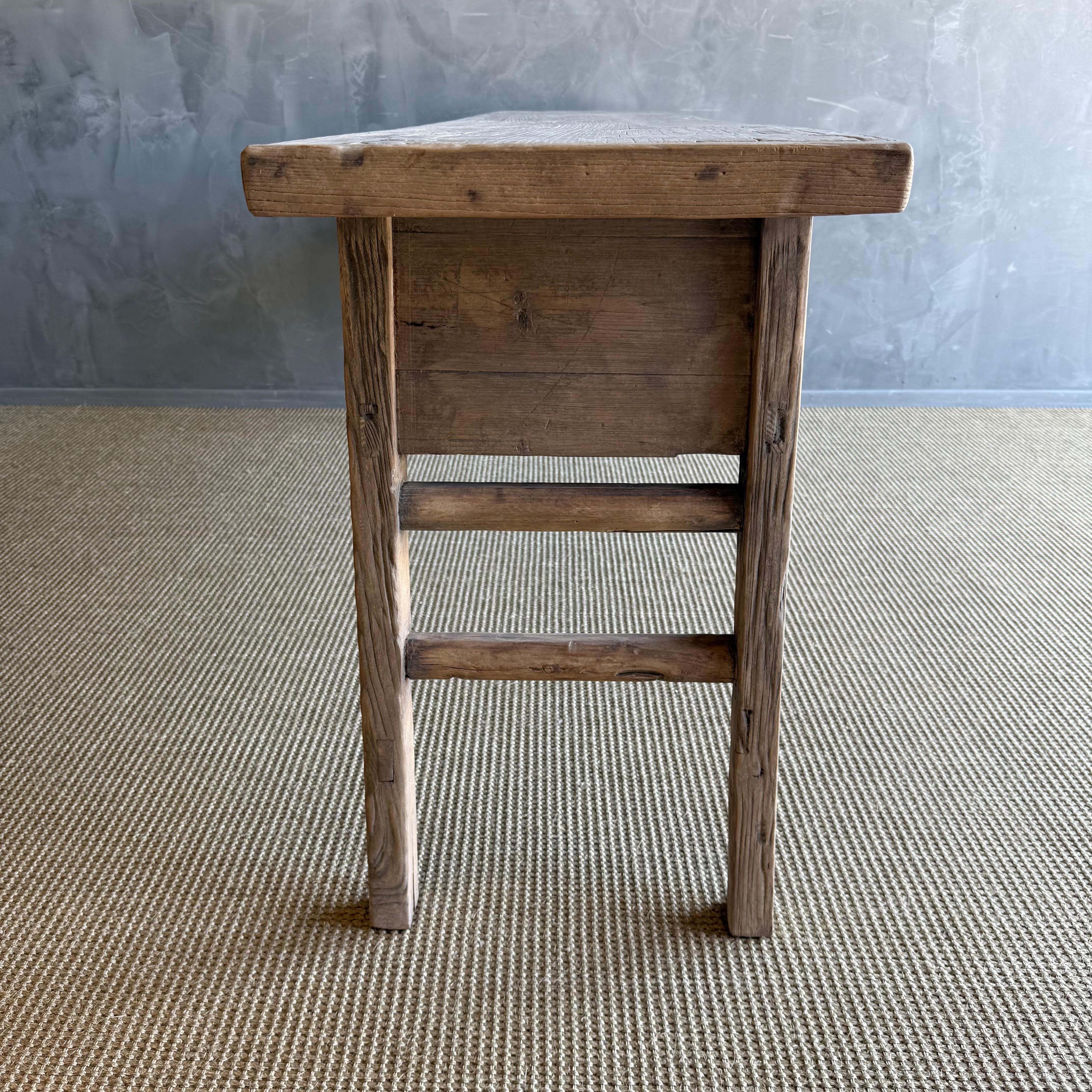 Table console vintage en bois d'orme avec tiroirs 89 po. en vente 3