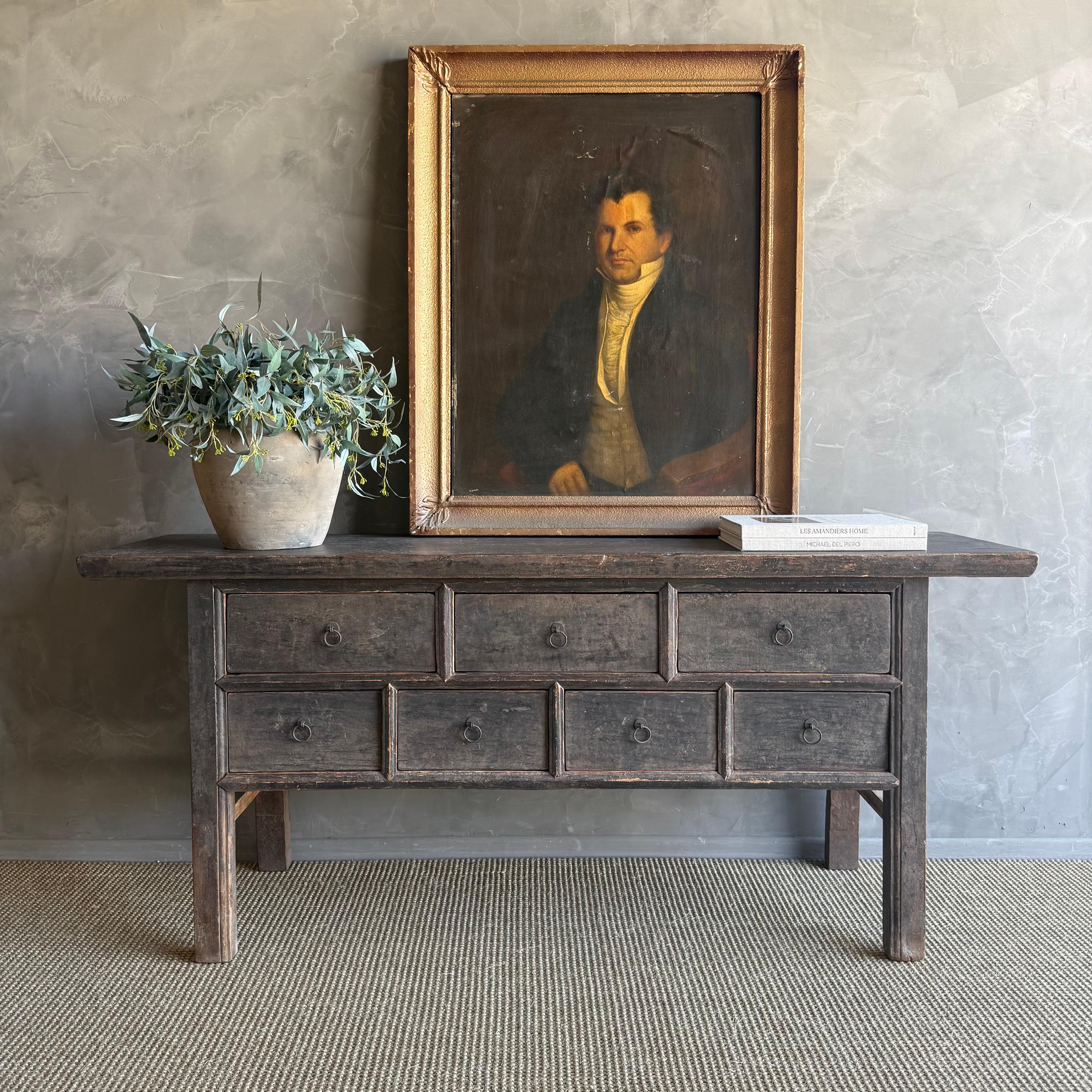 Questa affascinante consolle in legno di olmo vintage è un pezzo unico con un'età e una patina bellissime che aggiungono carattere a qualsiasi spazio. La finitura in legno di olmo verniciato a patina mette in risalto la bellezza naturale del legno,