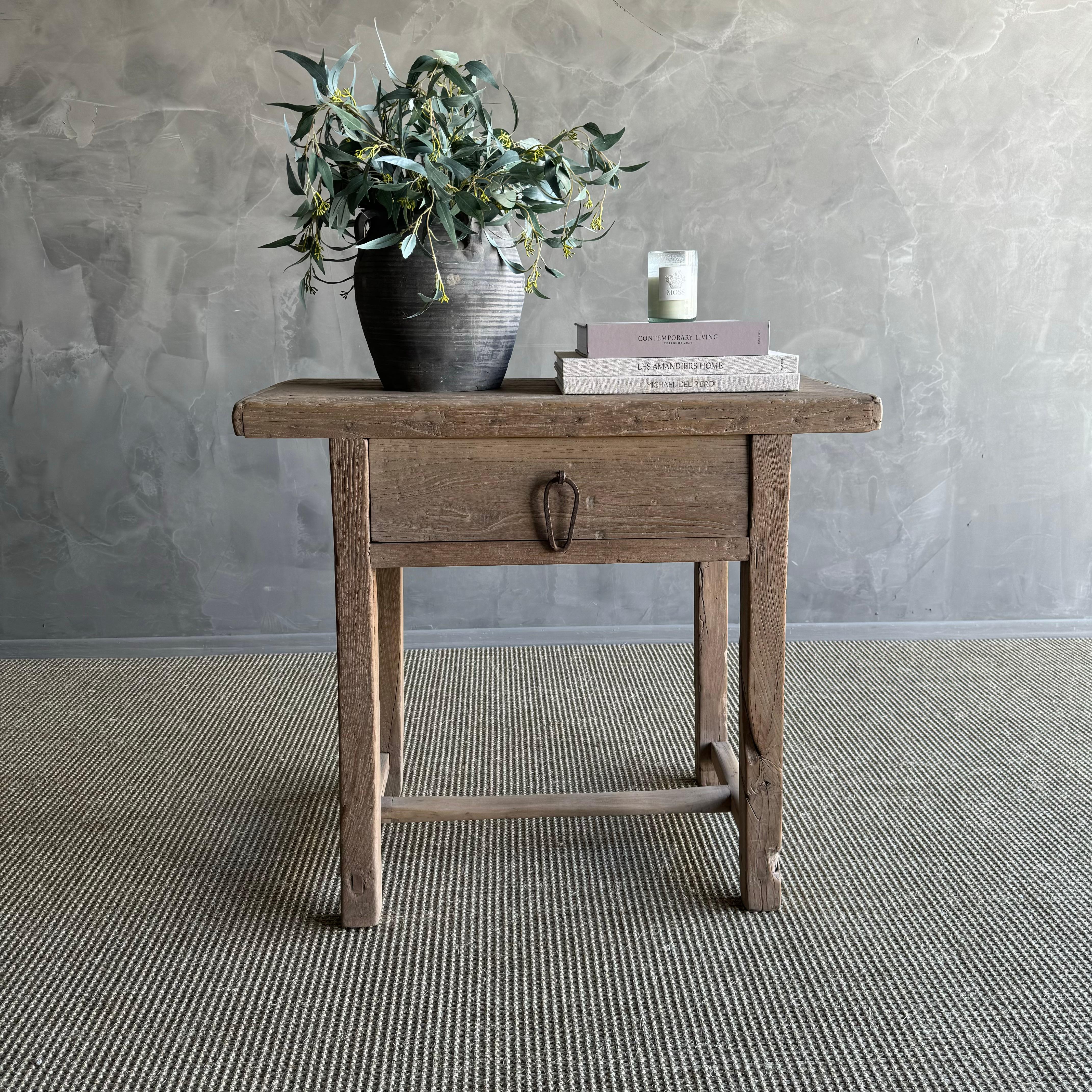 Konsole aus Ulmenholz im Vintage-Stil, ein einzigartiges Stück mit schönem Alter und Patina, das jedem Raum Charakter verleiht. Das rohe Ulmenholz-Finish bringt die natürliche Schönheit des Holzes zur Geltung, während die originalen Beschläge aus
