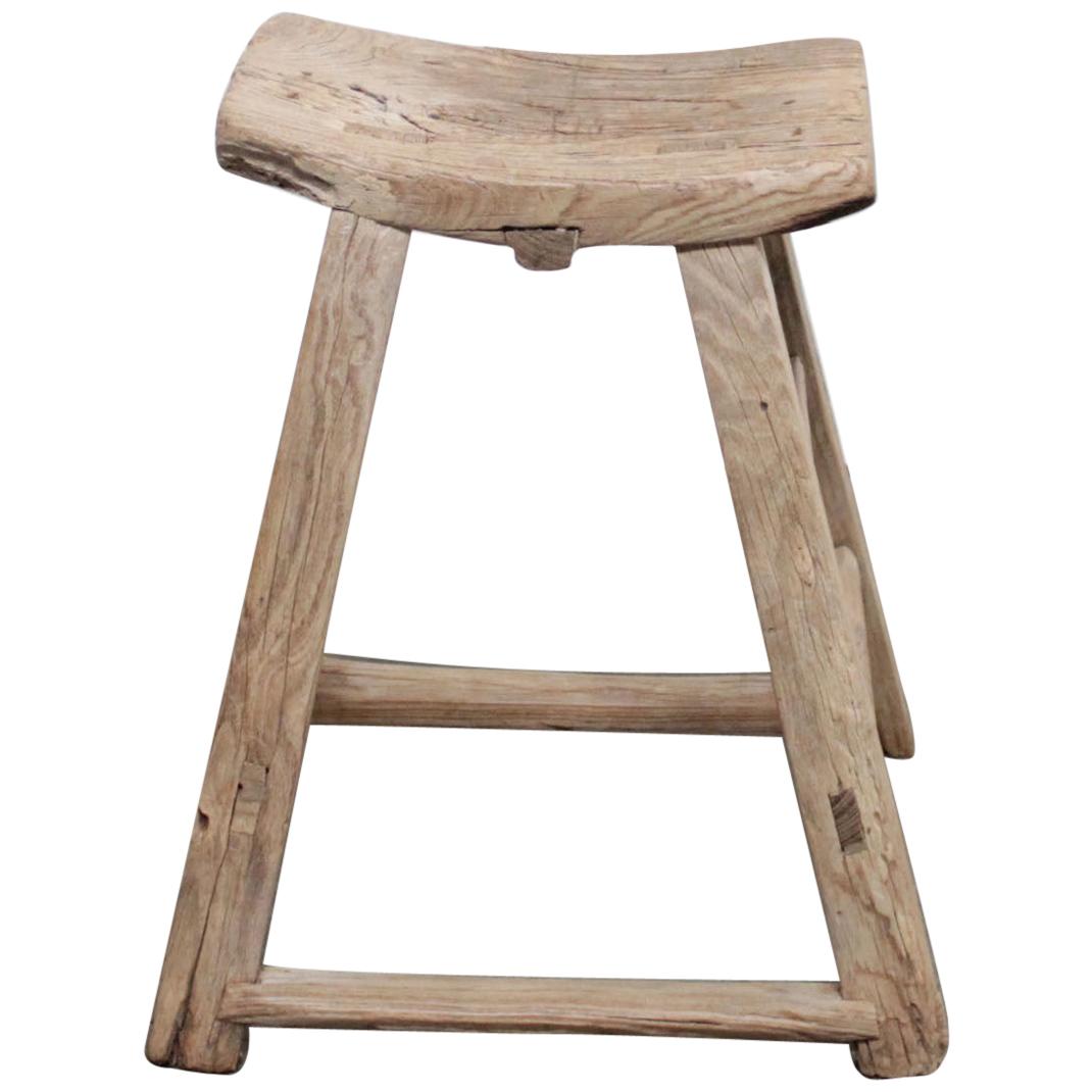 Taburete vintage con asiento curvo de madera de olmo