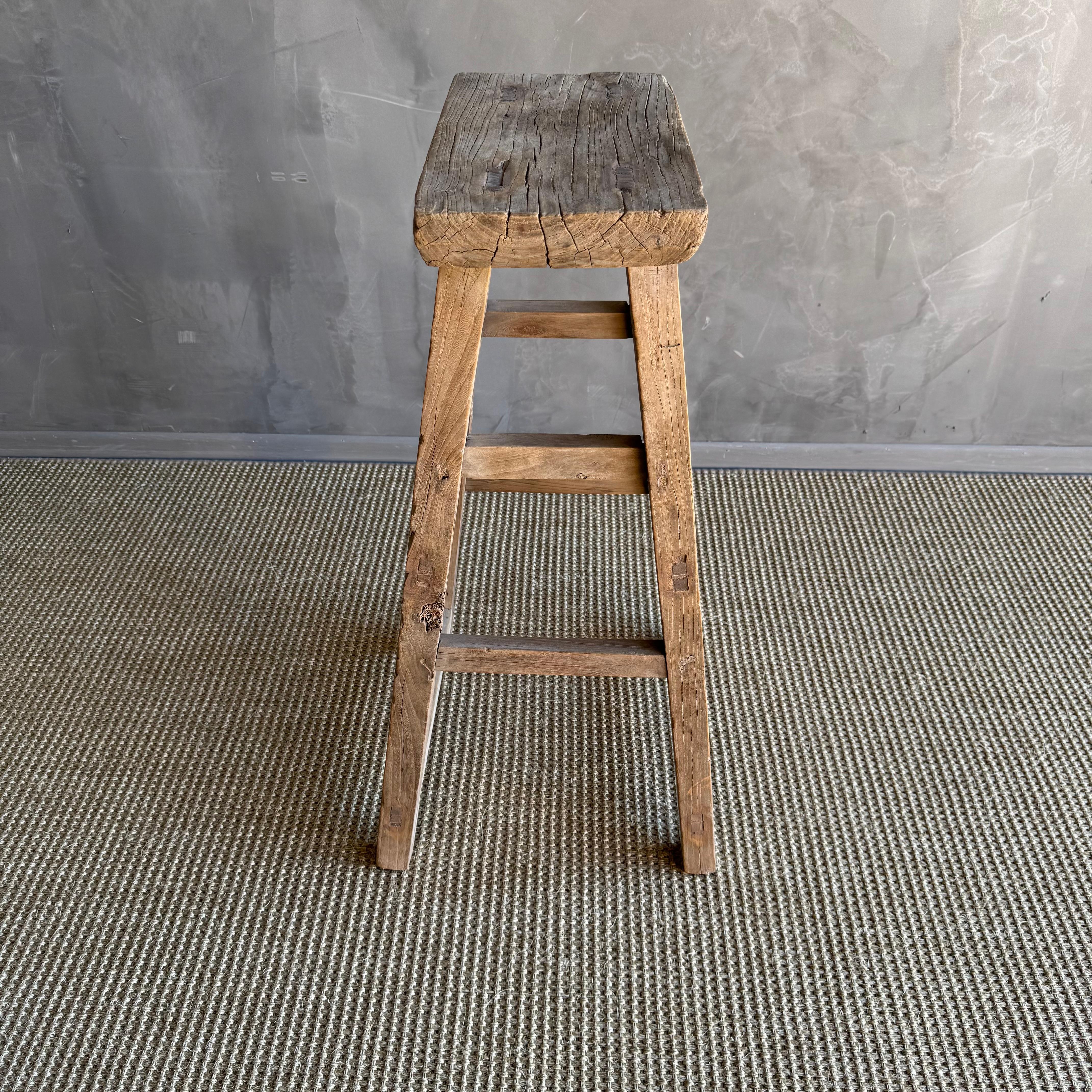 Bois Vintage Elm Wood Pedestal Organic Modern Style en vente
