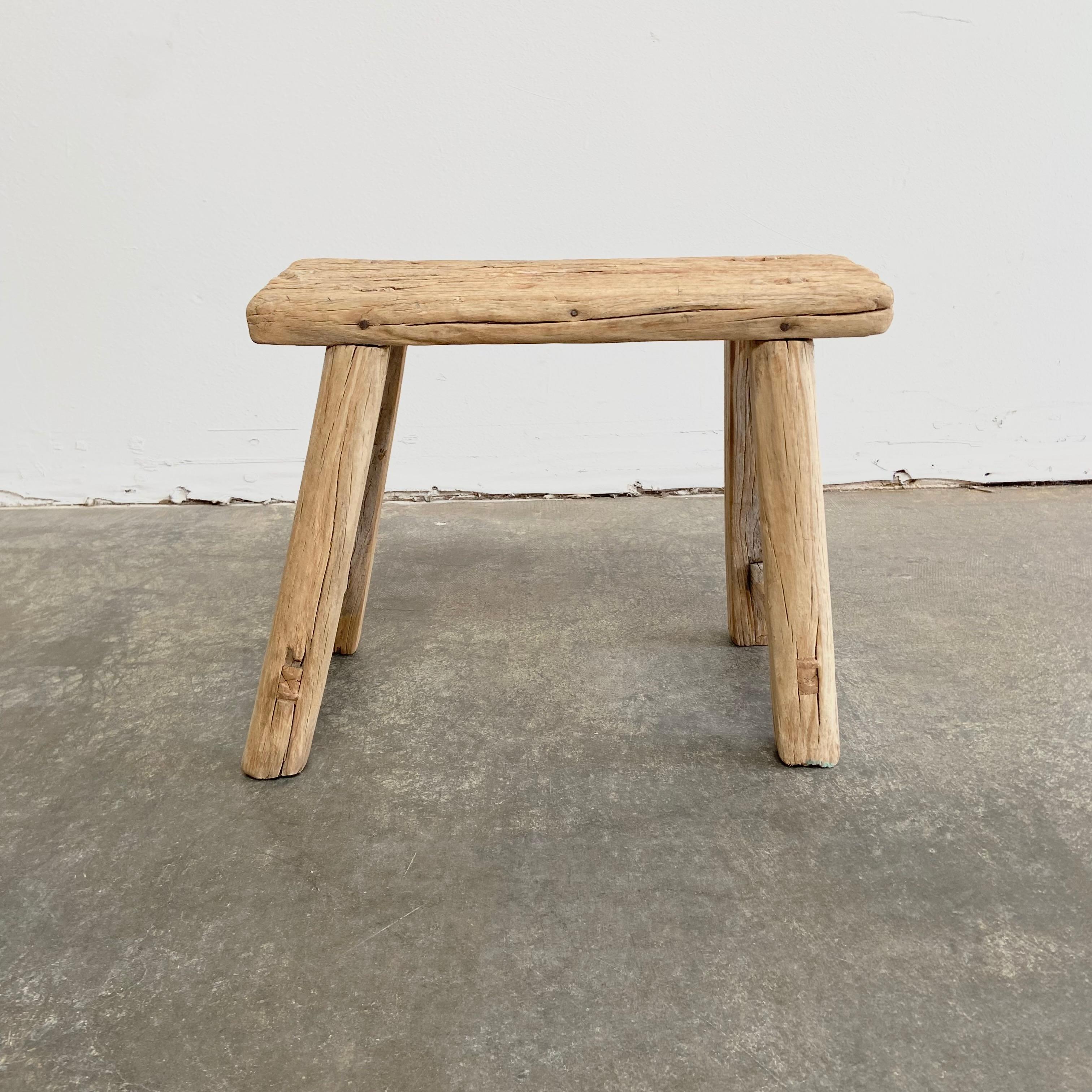 Vintage antike Ulmenholz Hocker Dies sind die echten Vintage antike Ulmenholz Hocker! Schöne antike Patina, mit Verwitterung und Alter, diese sind solide und robust bereit für den täglichen Gebrauch, verwenden Sie als Tisch, Hocker, Getränketisch,