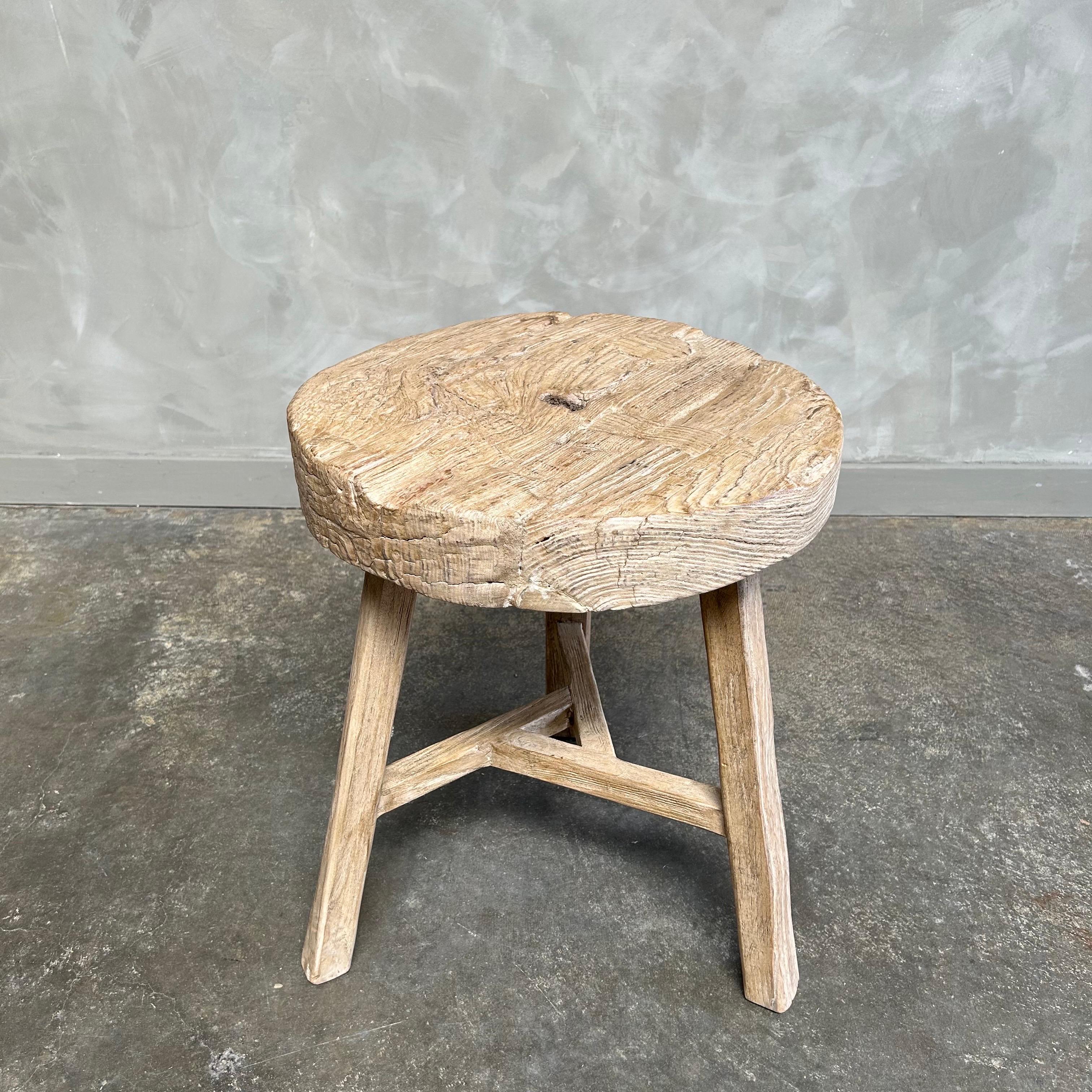 Antiker Beistelltisch mit Rädern. Dieser Vintage-Rolltisch aus Ulmenholz ist mit einer mittleren bis dunklen Beize behandelt. Der Tisch ist solide und stabil, bereit für den täglichen Gebrauch. Verwenden Sie ihn als Beistelltisch, Hocker oder für