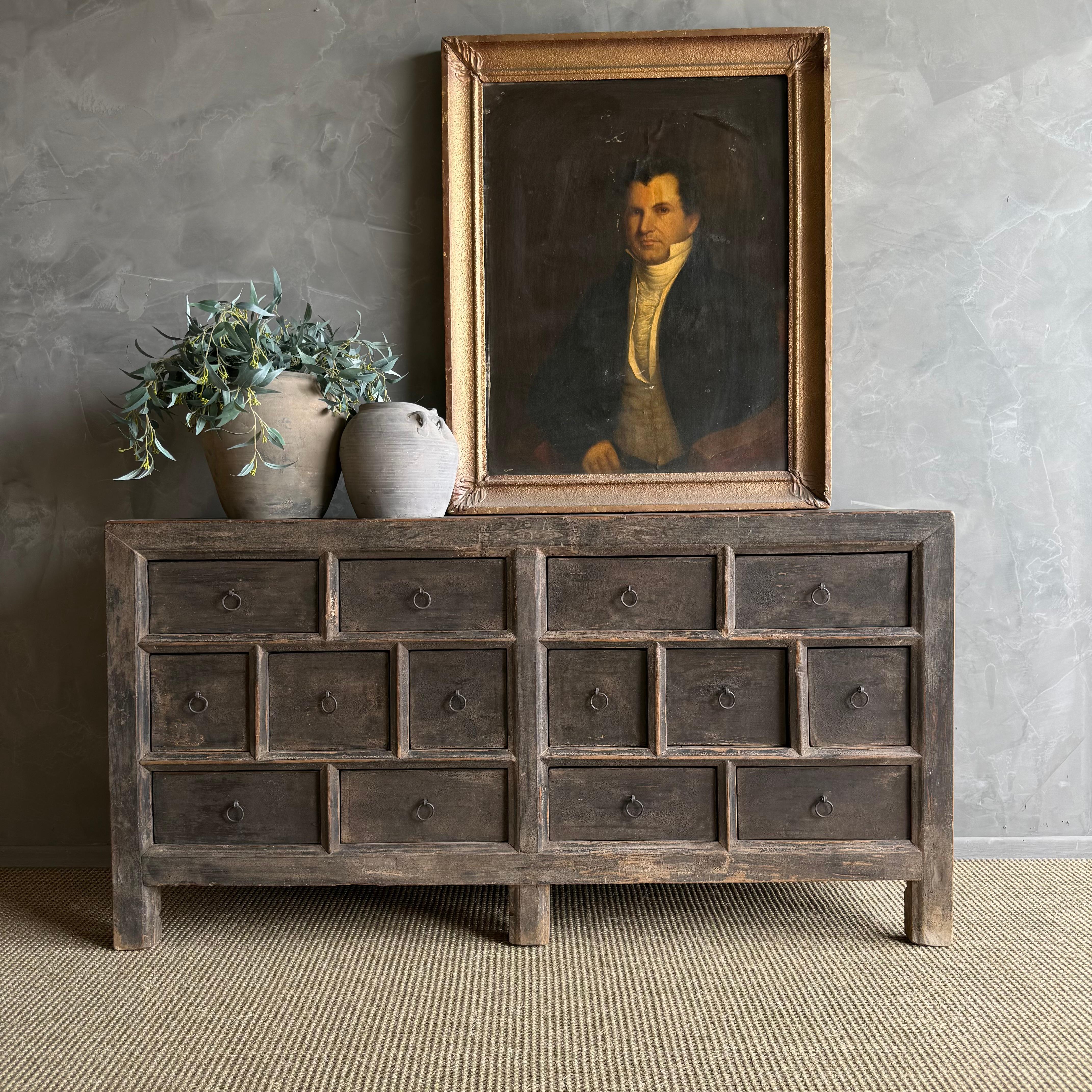 Dieser charmante Vintage-Schrank aus Ulmenholz ist ein einzigartiges Stück mit schönem Alter und Patina, das jedem Raum Charakter verleiht. Die patinierte Oberfläche aus Ulmenholz bringt die natürliche Schönheit des Holzes zur Geltung, während die