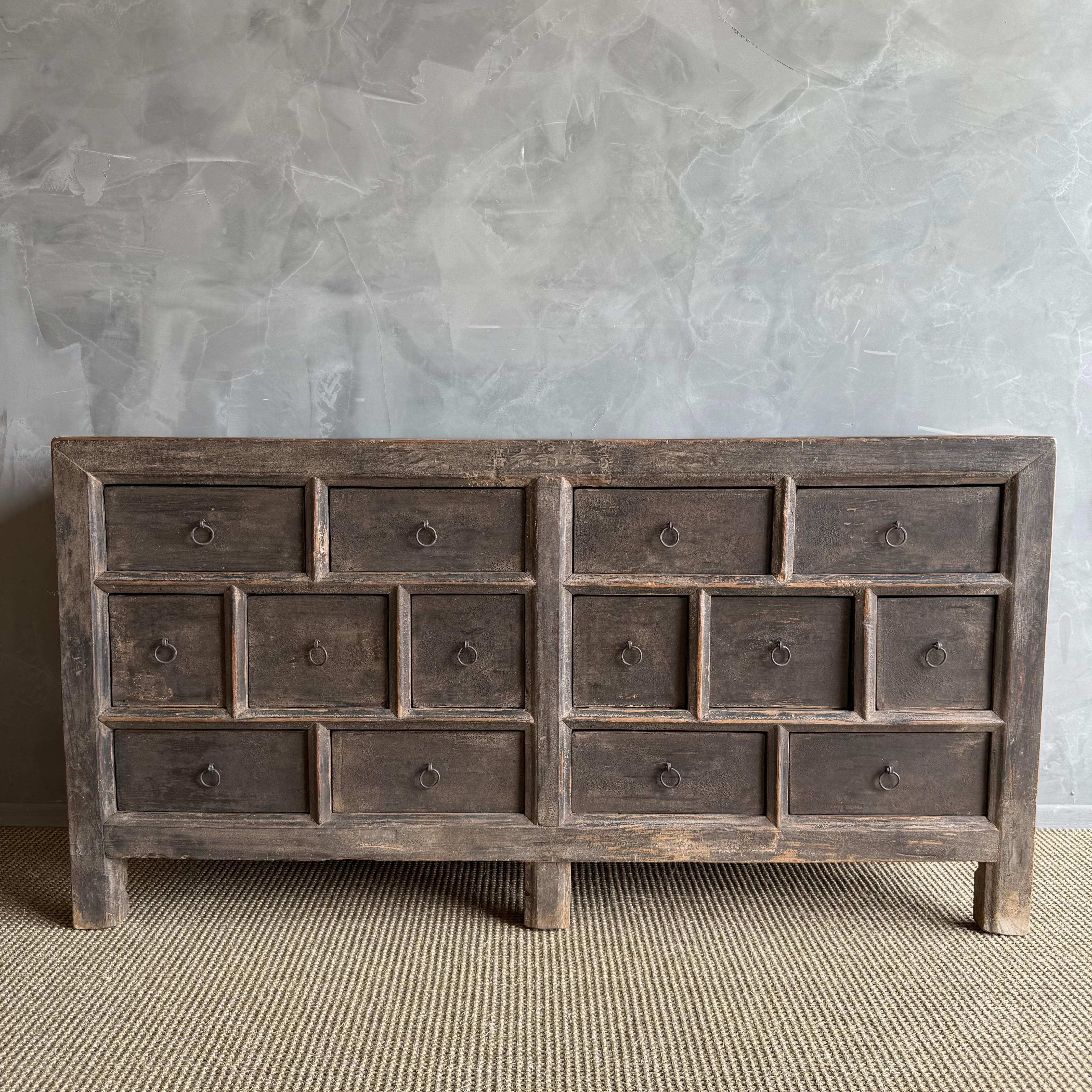 Vintage Elm Wood Sideboard mit mehreren Arbeitsschubladen (Organische Moderne) im Angebot