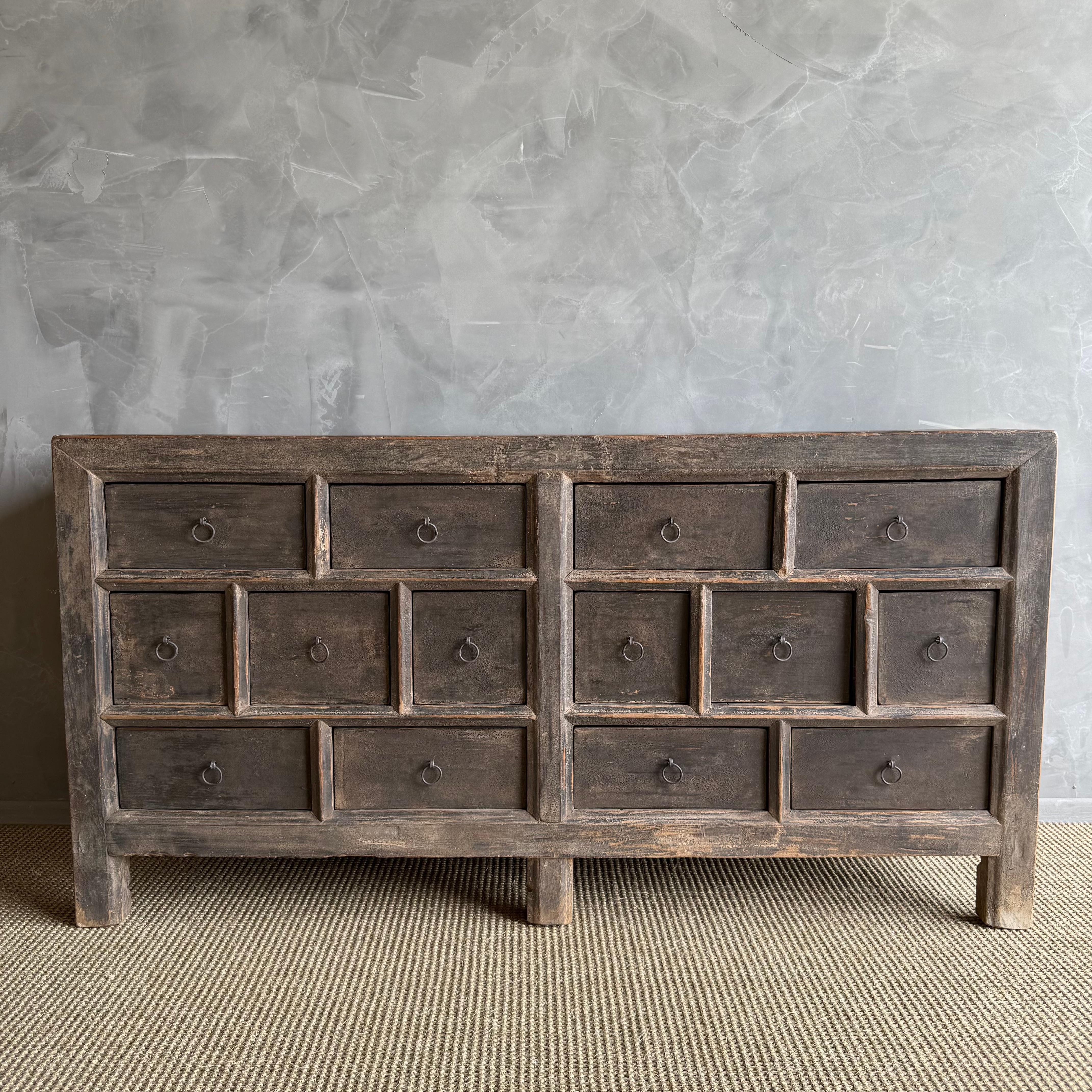 Vintage Elm Wood Sideboard mit mehreren Arbeitsschubladen im Zustand „Gut“ im Angebot in Old Town Orange, CA