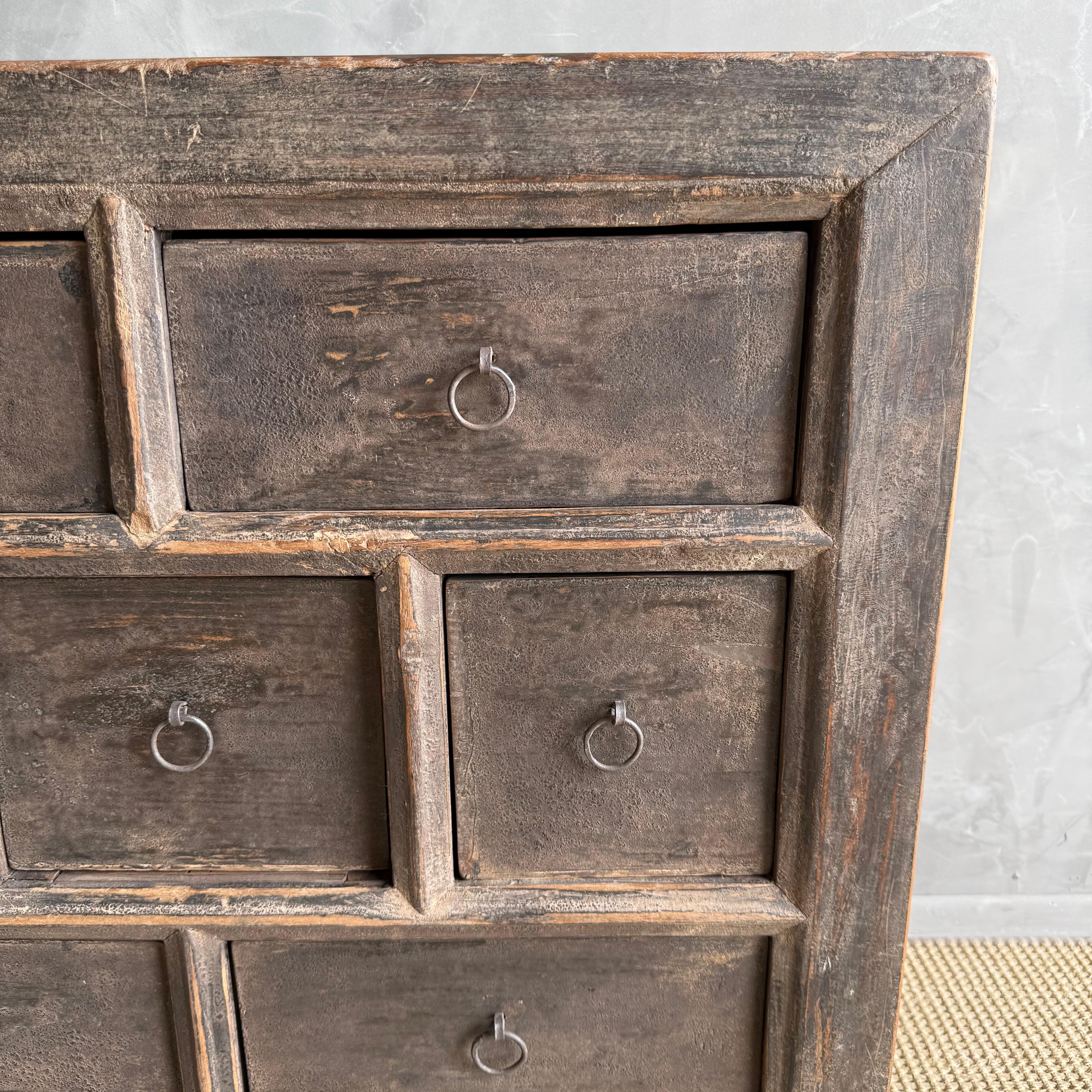 Vintage Elm Wood Sideboard mit mehreren Arbeitsschubladen (20. Jahrhundert) im Angebot