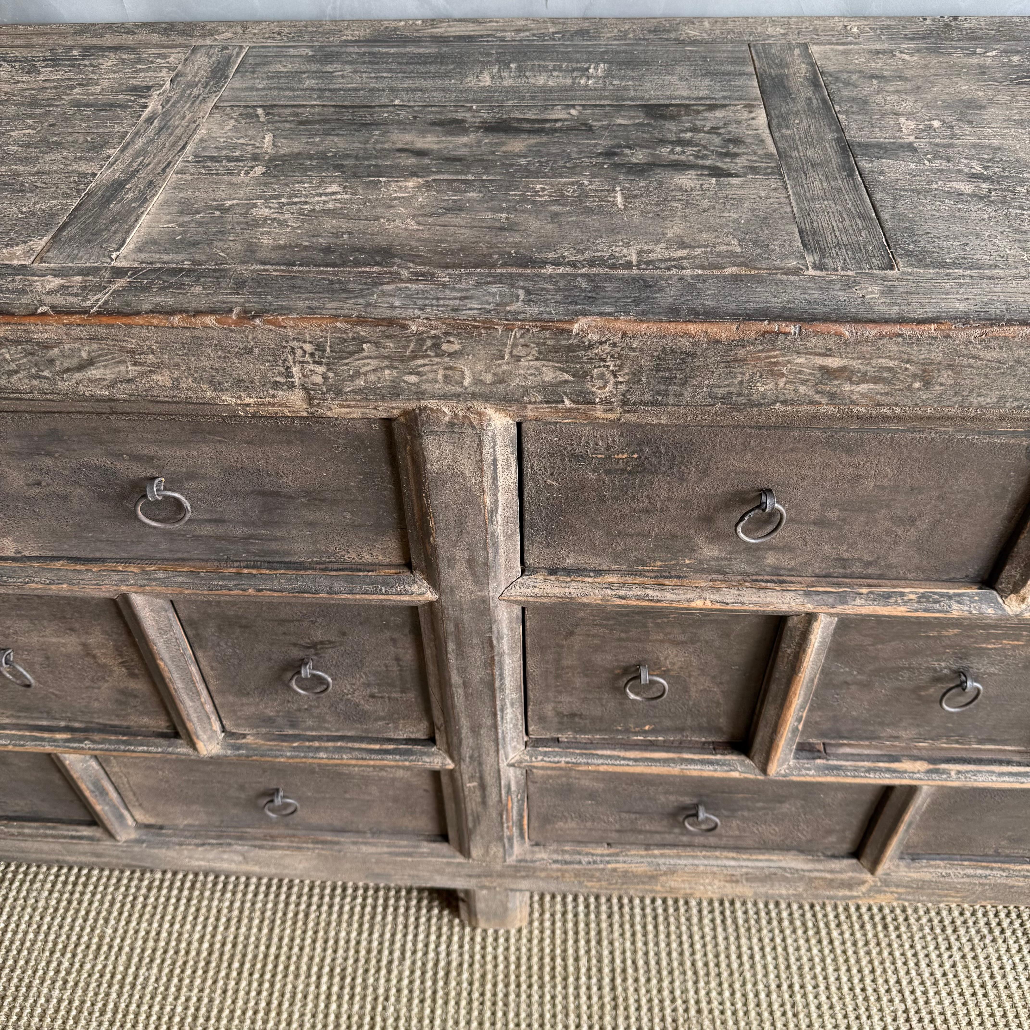 Vintage Elm Wood Sideboard mit mehreren Arbeitsschubladen (Holz) im Angebot