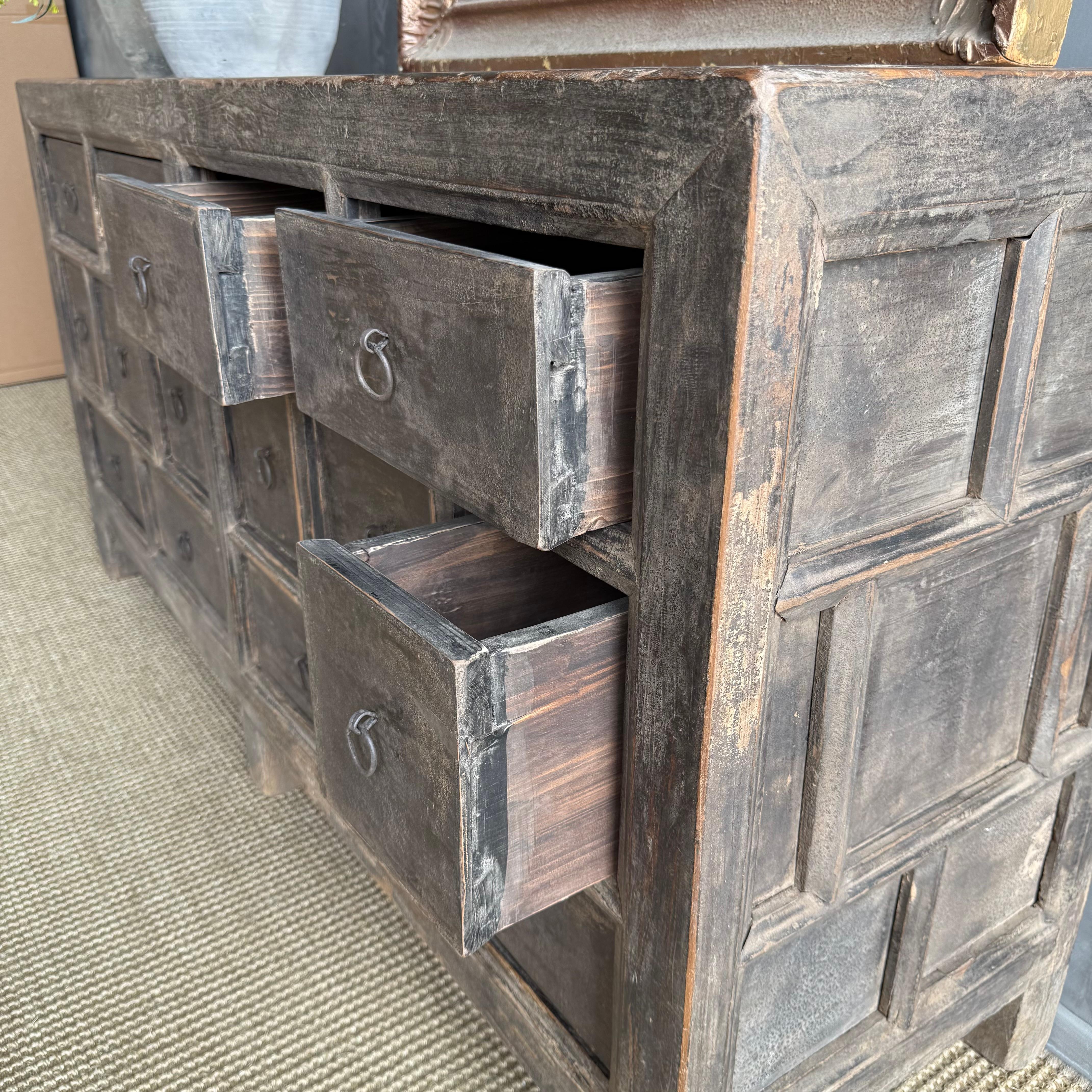 Vintage Elm Wood Sideboard mit mehreren Arbeitsschubladen im Angebot 2