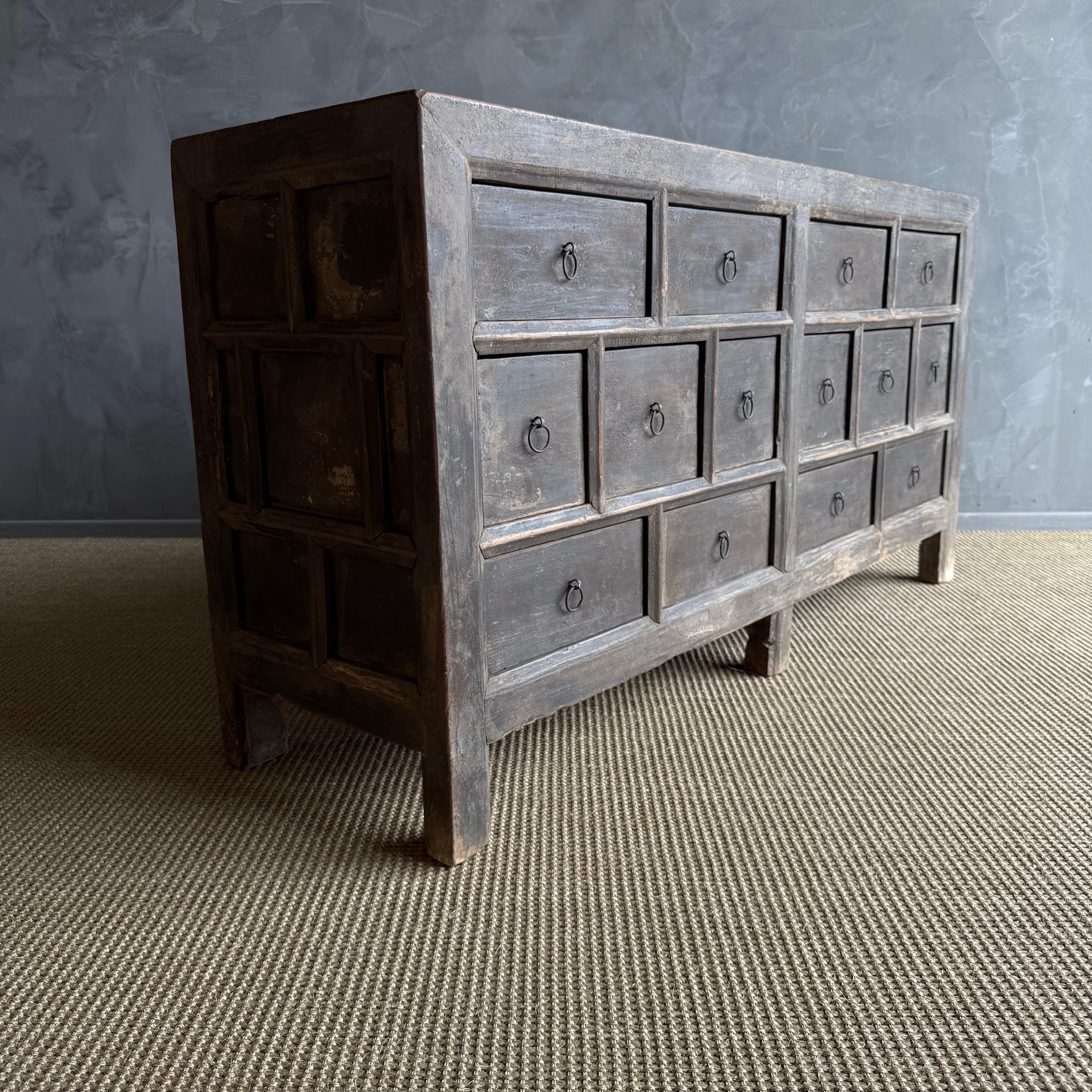 Vintage Elm Wood Sideboard mit mehreren Arbeitsschubladen im Angebot 3