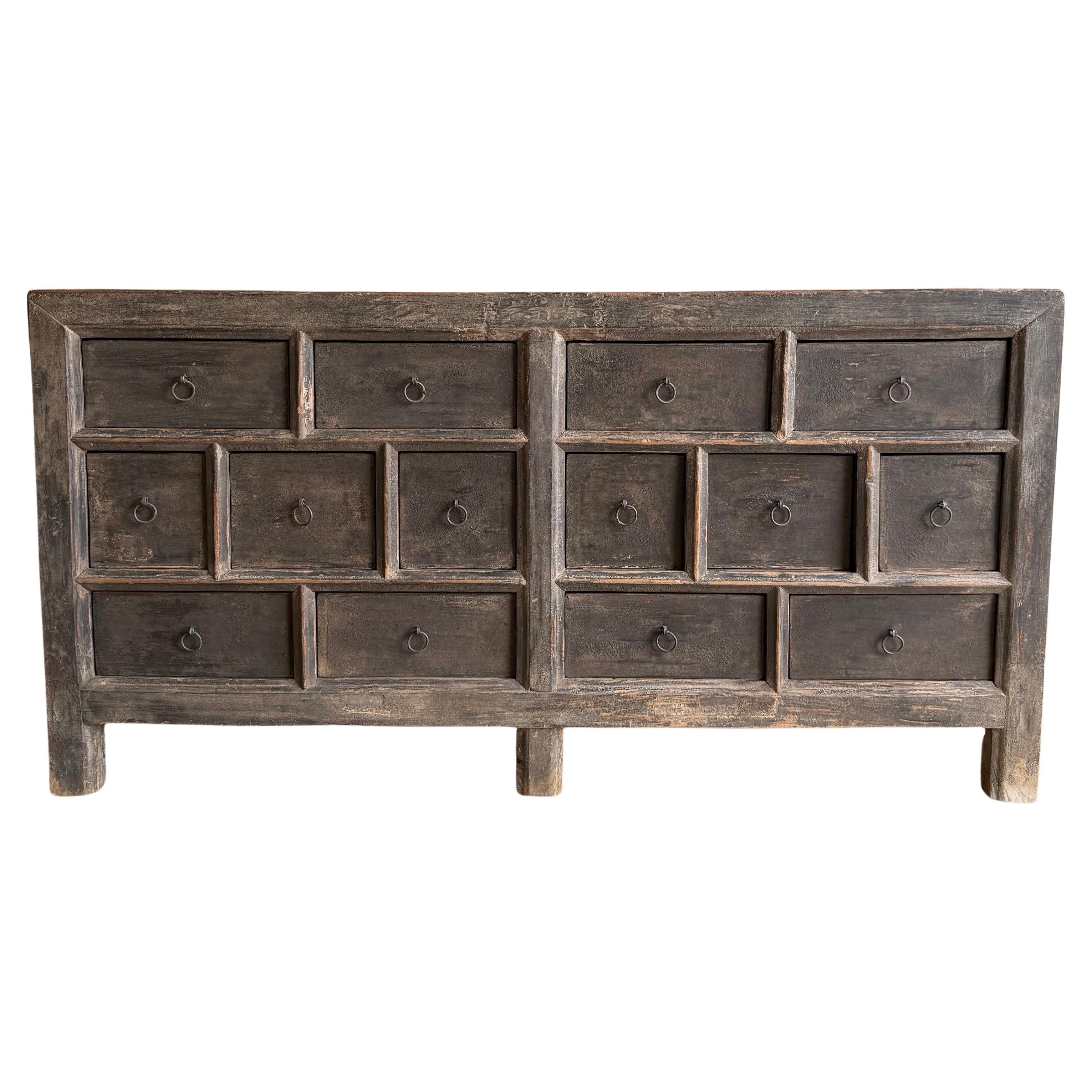 Vintage Elm Wood Sideboard mit mehreren Arbeitsschubladen im Angebot