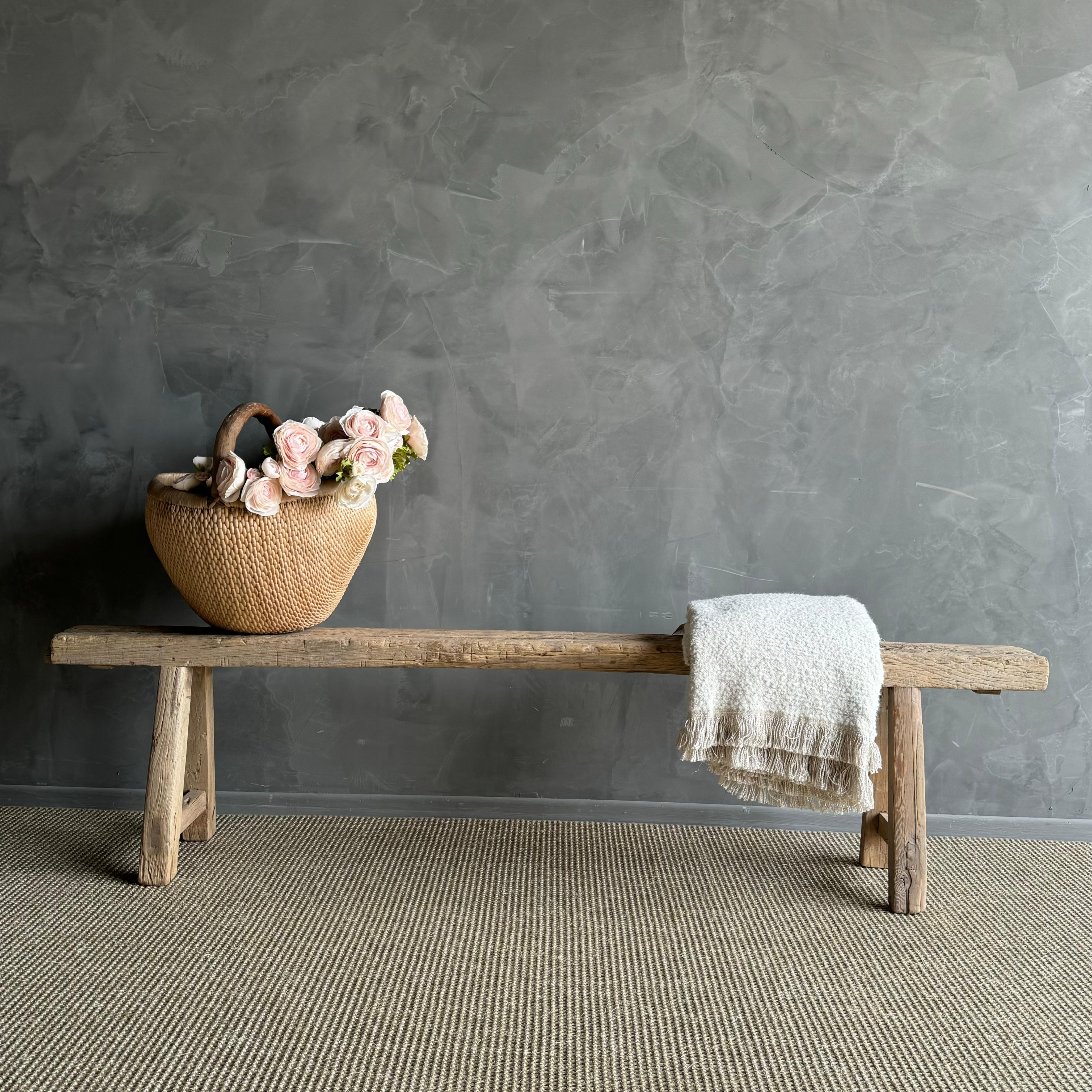 une trouvaille rare - le banc long et mince en bois d'orme vintage. Cet authentique banc vintage en orme est un véritable bijou, avec une longueur extra longue difficile à trouver qui le fait ressortir. La beauté du grain et des fissures ajoute du