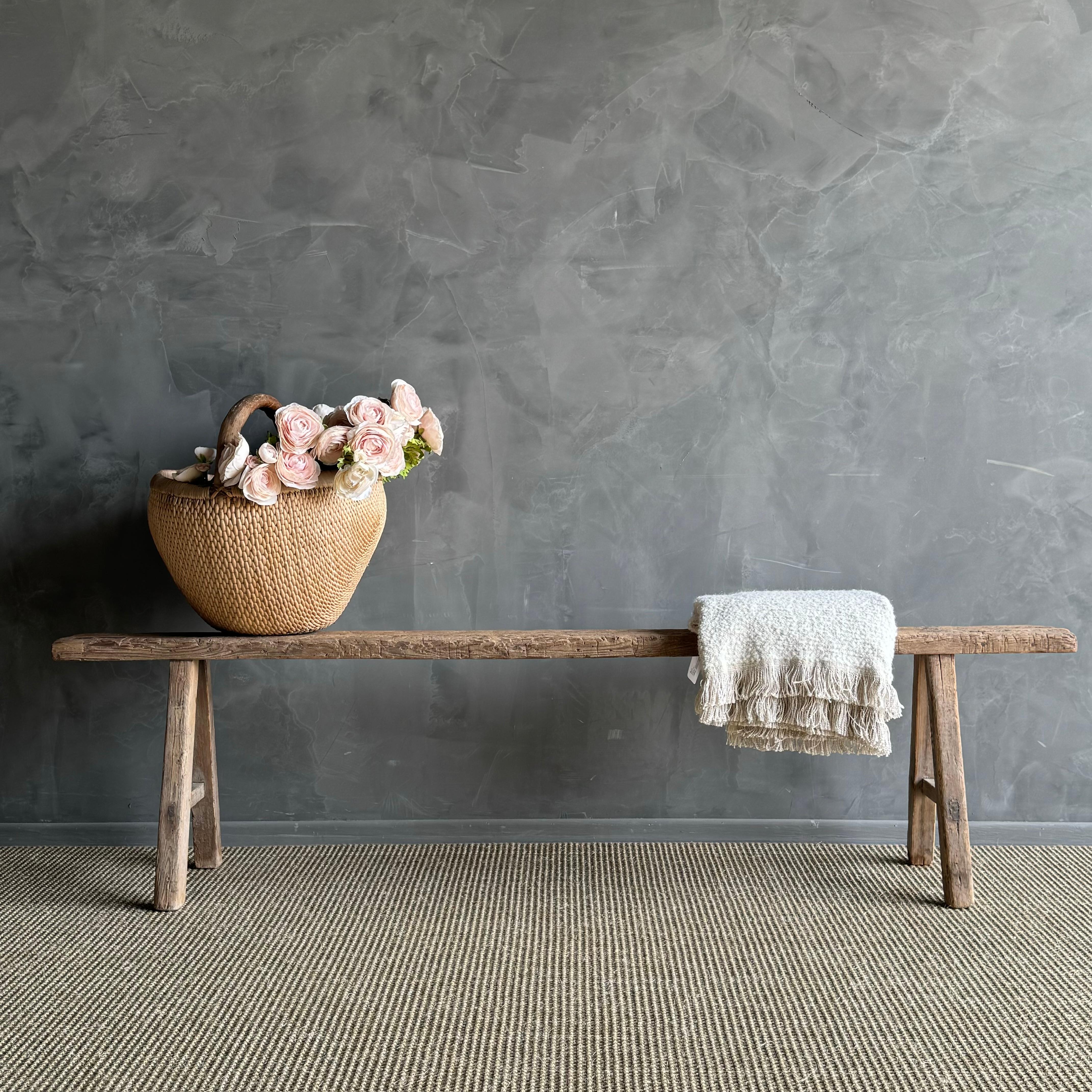 une trouvaille rare - le banc long et mince en bois d'orme vintage. Cet authentique banc vintage en orme est un véritable bijou, avec une longueur extra longue difficile à trouver qui le fait ressortir. La beauté du grain et des fissures ajoute du