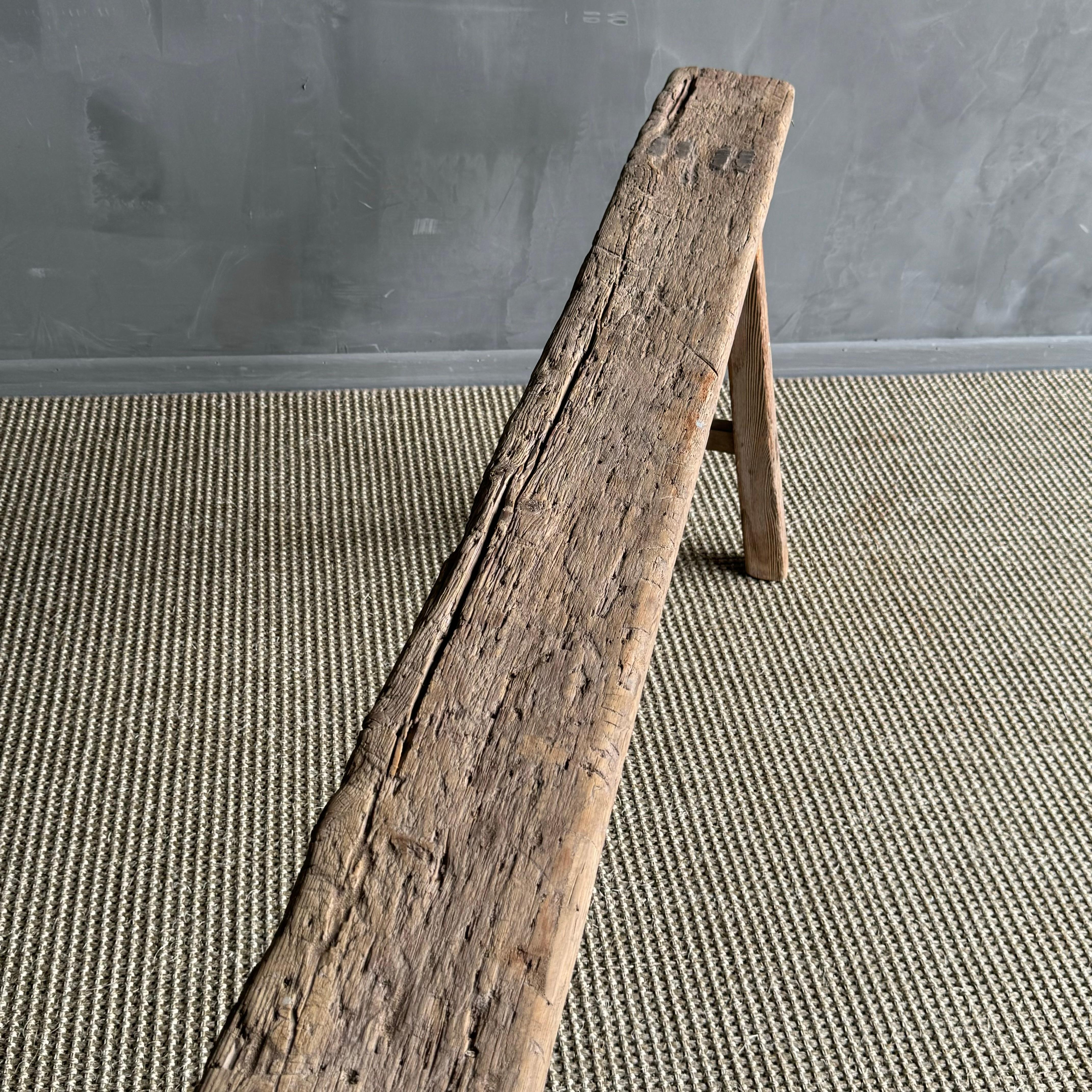 20ième siècle Vieux Banc Skinny en bois d'orme en vente
