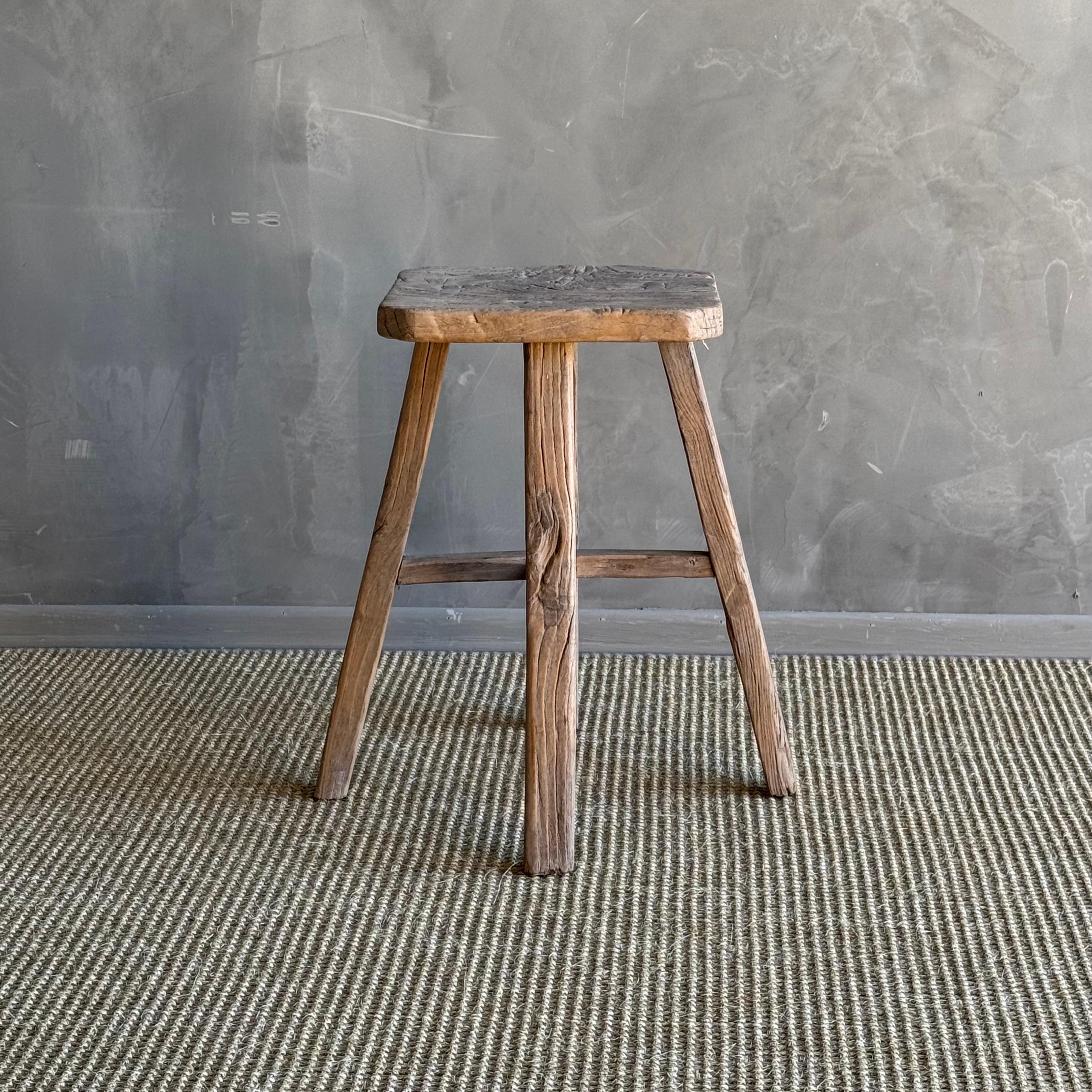 Vintage Reclaimed Elm Wood Round Stools Belle patine antique, avec les intempéries et l'âge, ceux-ci sont solides et robustes prêts pour un usage quotidien Chaque pièce est vraiment unique et unique en son genre avec des caractéristiques différentes