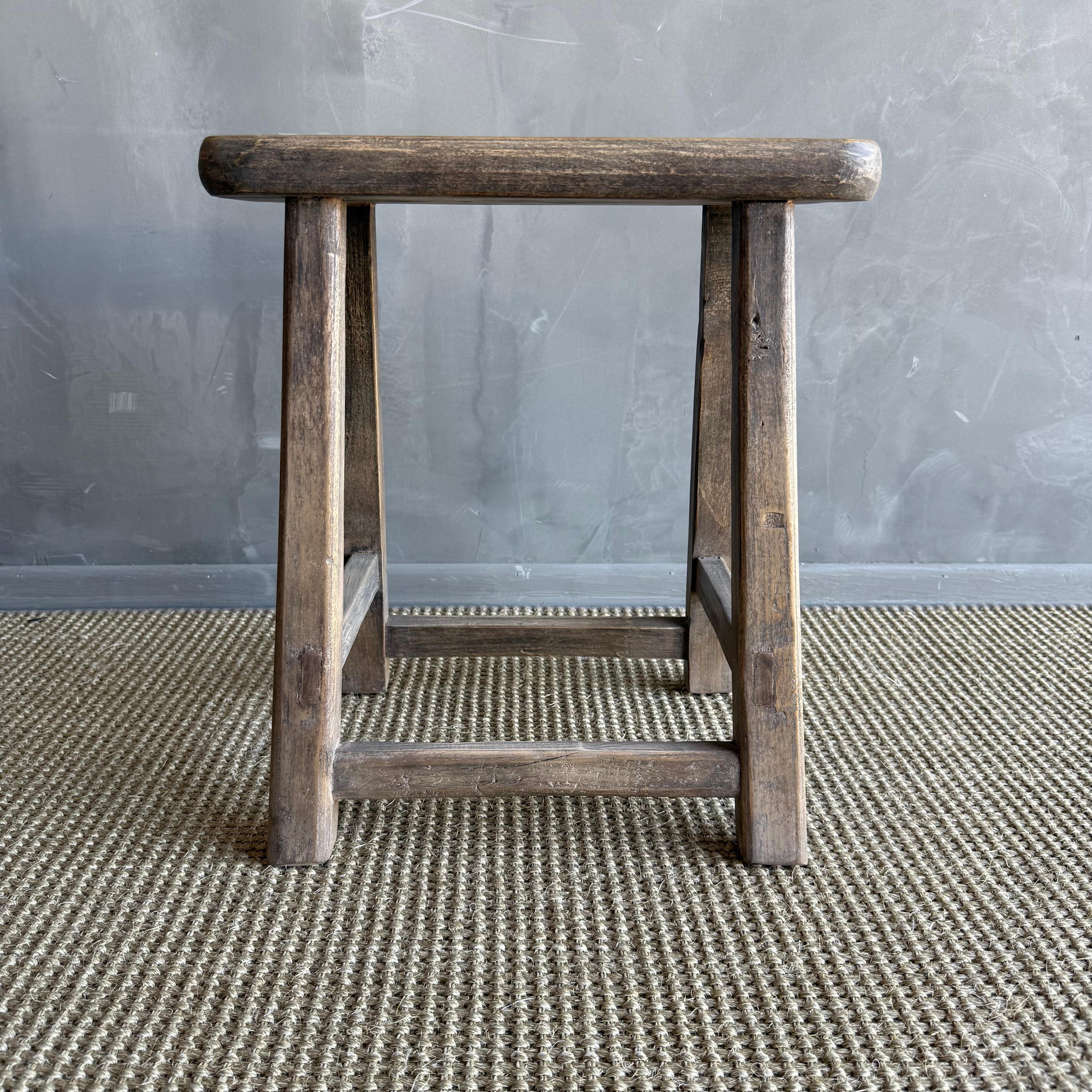 Esta encantadora consola vintage de madera de olmo es una pieza única en su especie, con un bello envejecimiento y pátina, que añade carácter a cualquier espacio. Su acabado de madera de olmo pintada a la pátina resalta la belleza natural de la