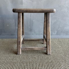 Vieux tabouret en bois d'orme