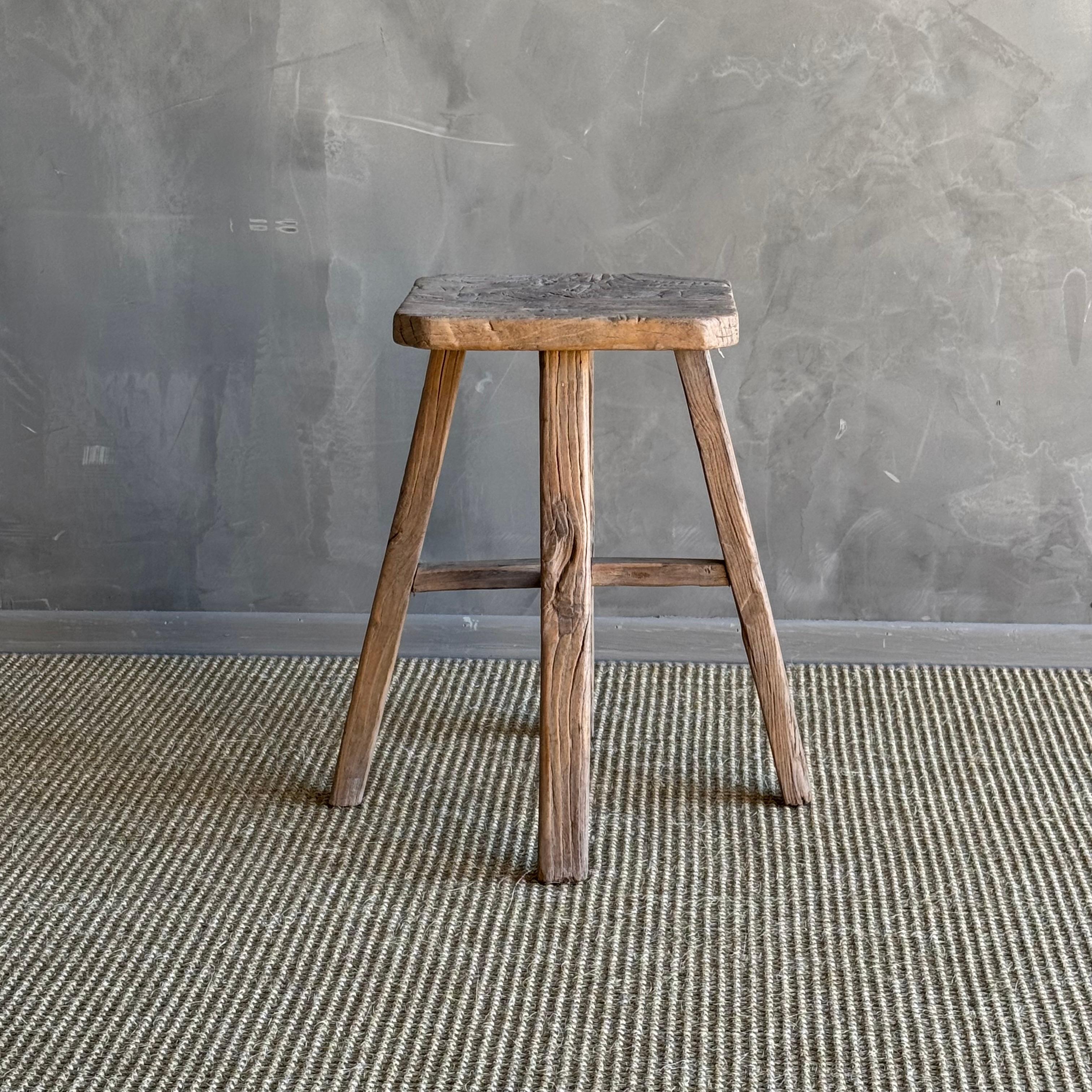 Organique Vieux tabouret en bois d'orme en vente