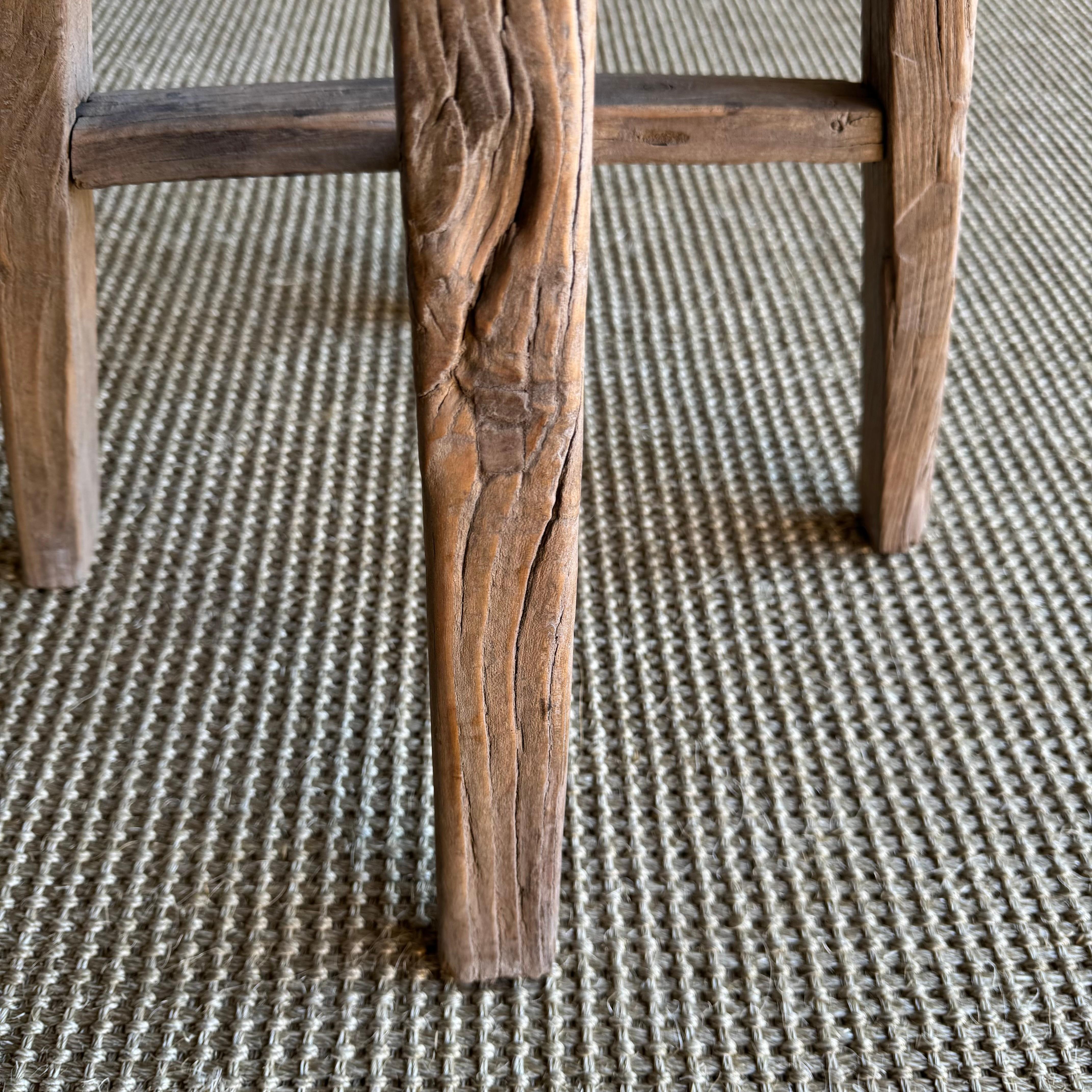 Vieux tabouret en bois d'orme en vente 1
