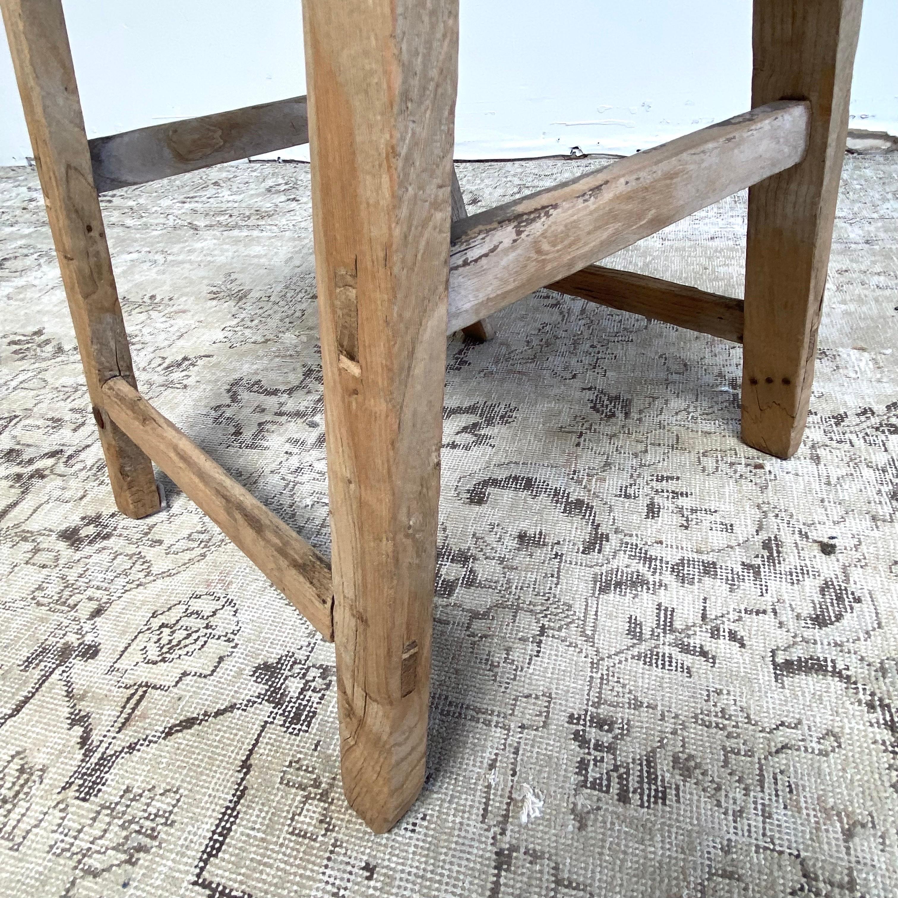 Vieux tabouret en bois d'orme en vente 4