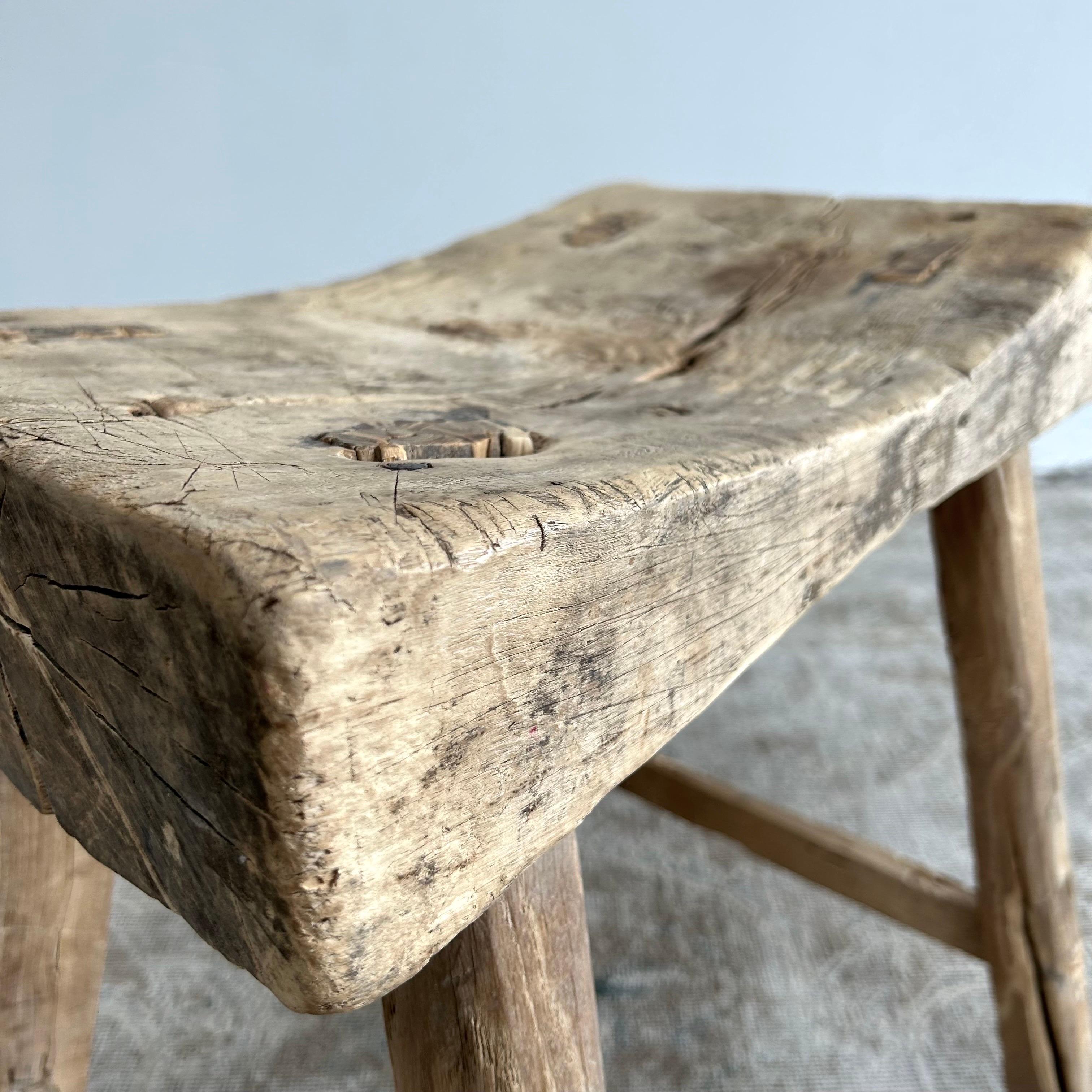 Vieux tabouret en bois d'orme avec siège incurvé en vente 5