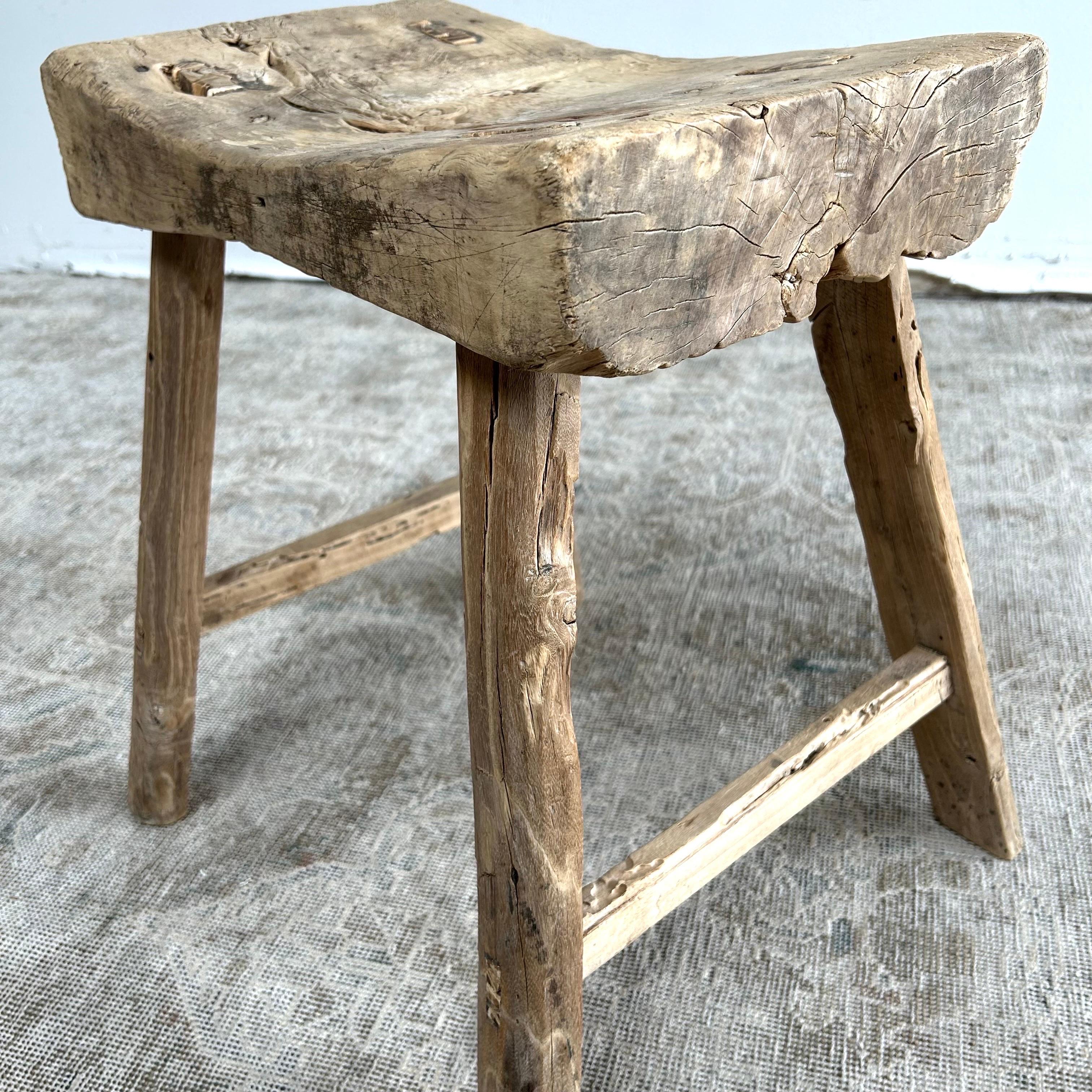Vieux tabouret en bois d'orme avec siège incurvé en vente 6