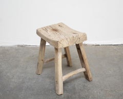 Hocker aus Ulmenholz mit geschwungener Sitzfläche