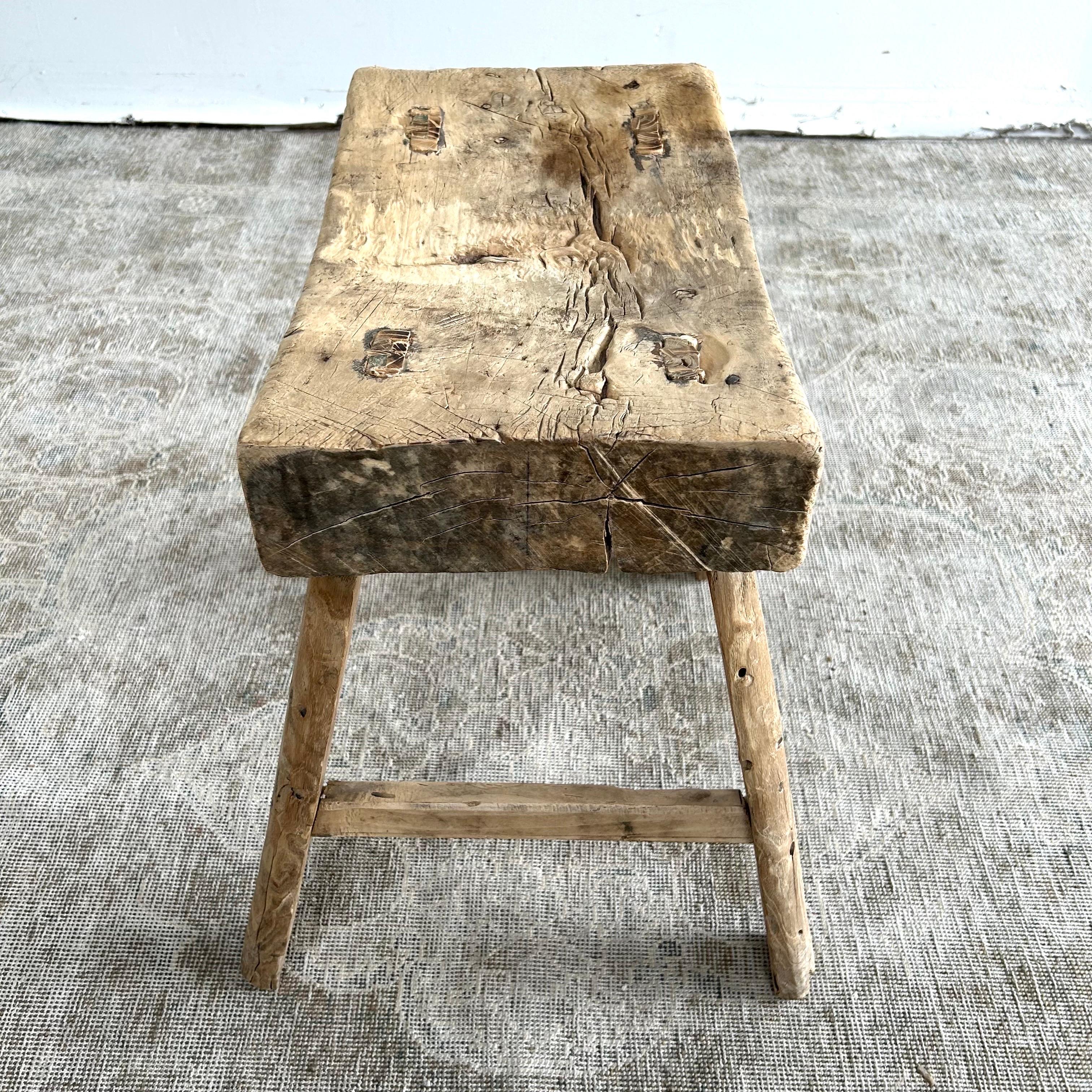 Vieux tabouret en bois d'orme avec siège incurvé en vente 1