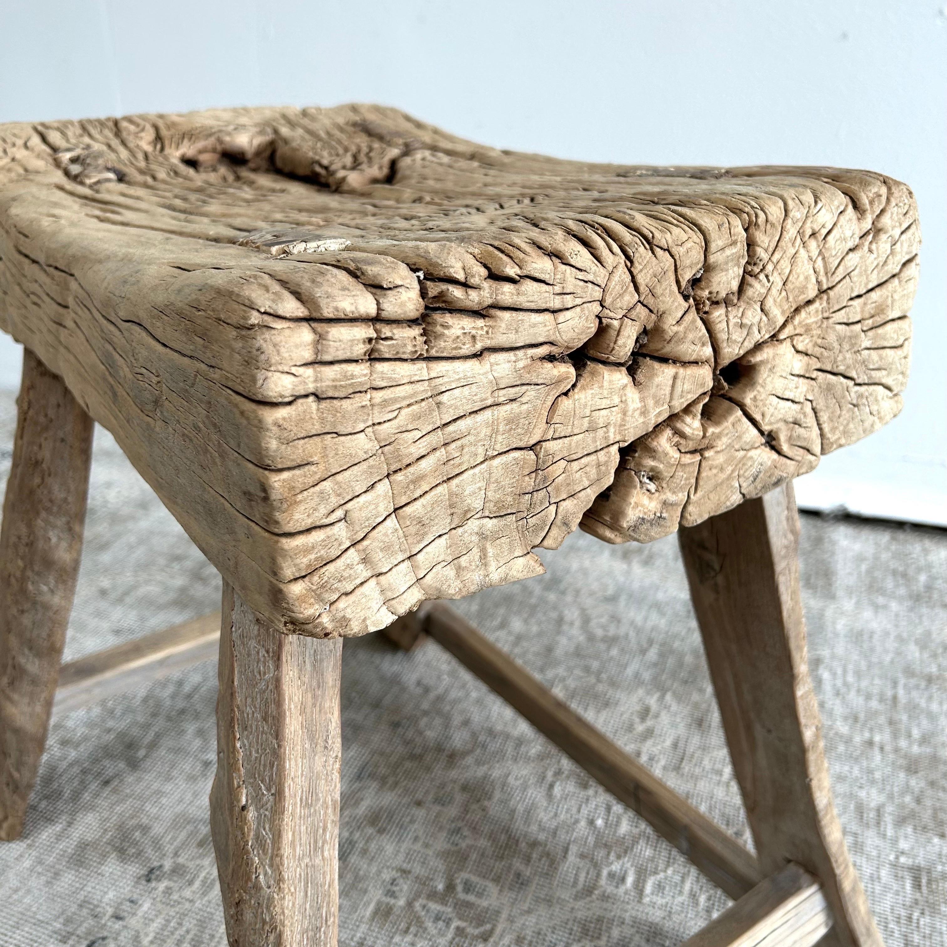 Vieux tabouret en bois d'orme avec patine 5