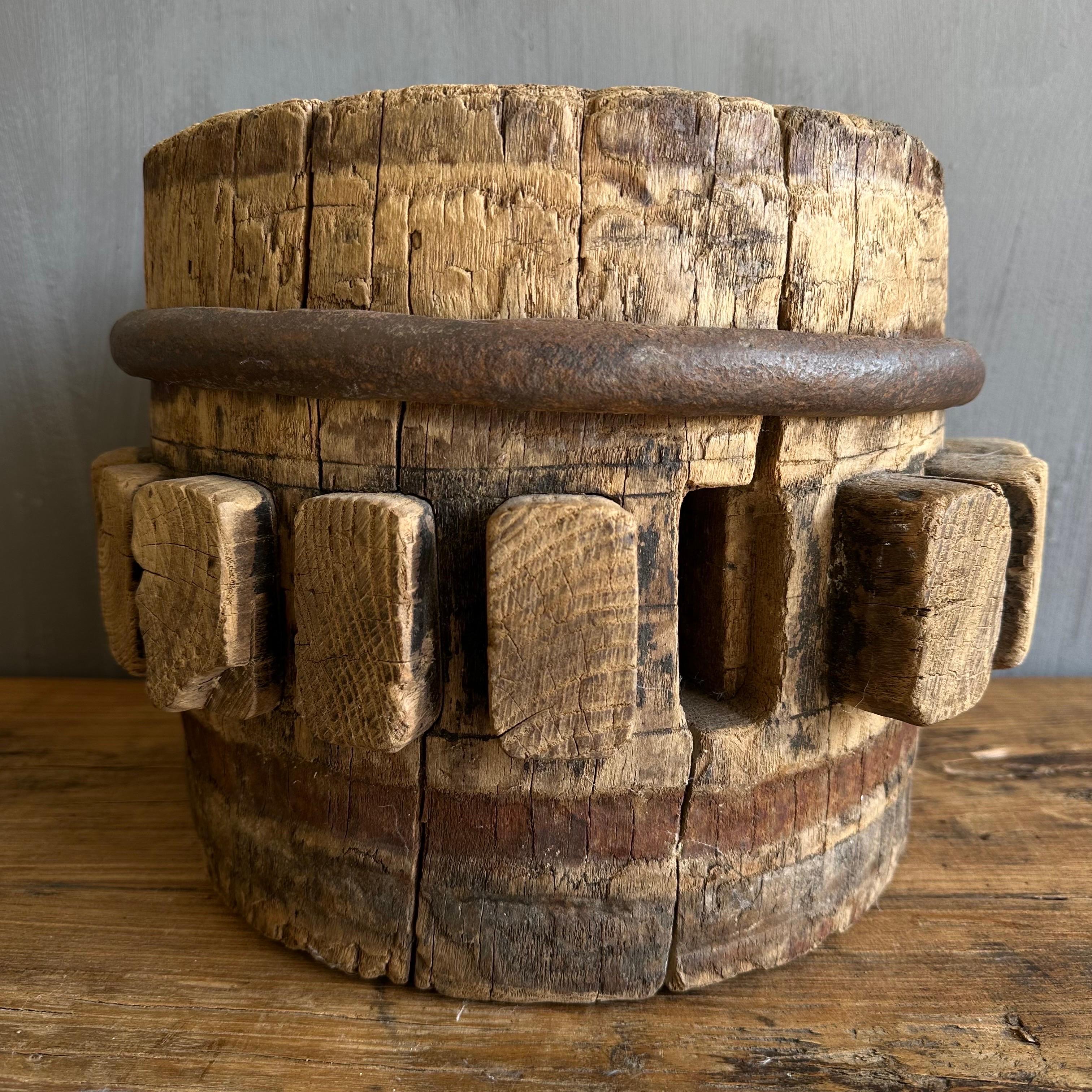 Vintage Elm Wood Wheel In Good Condition For Sale In Brea, CA
