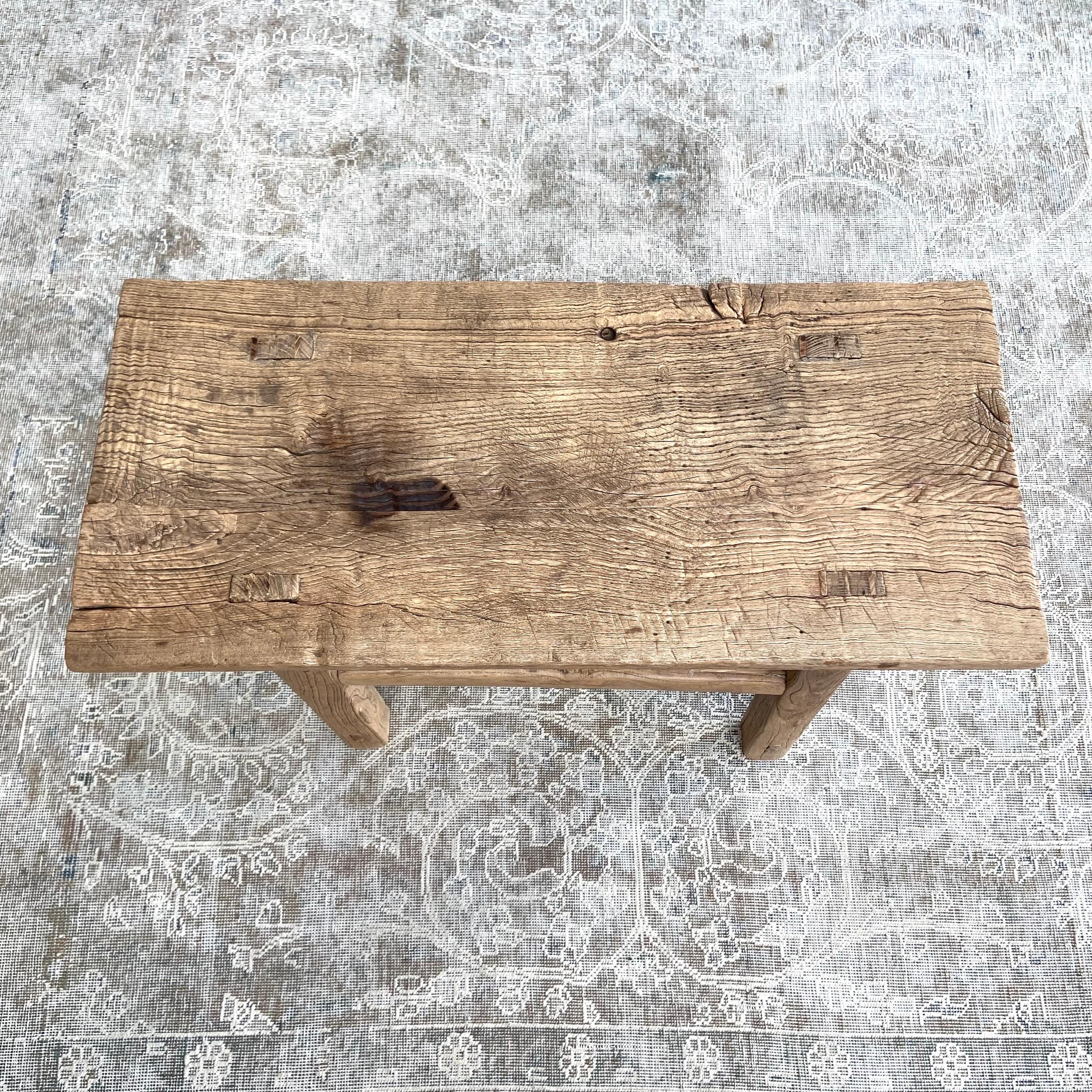 Vieille table basse en bois d'orme en vente 4