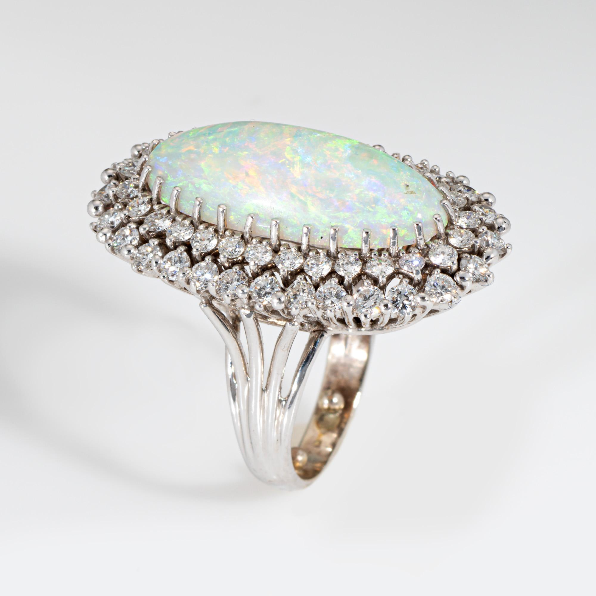 Stilvoller länglicher Cocktailring mit natürlichem Opal und Diamanten (ca. 1960er Jahre) aus 14 Karat Weißgold. 

Der natürliche Opal misst 23 mm x 10 mm. 46 Diamanten von insgesamt schätzungsweise 2,25 Karat (geschätzte Farbe: I-J und Reinheit: