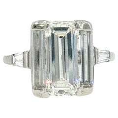 Anillo de compromiso vintage de platino con diamante de talla esmeralda alargada ~3,69 ct en total