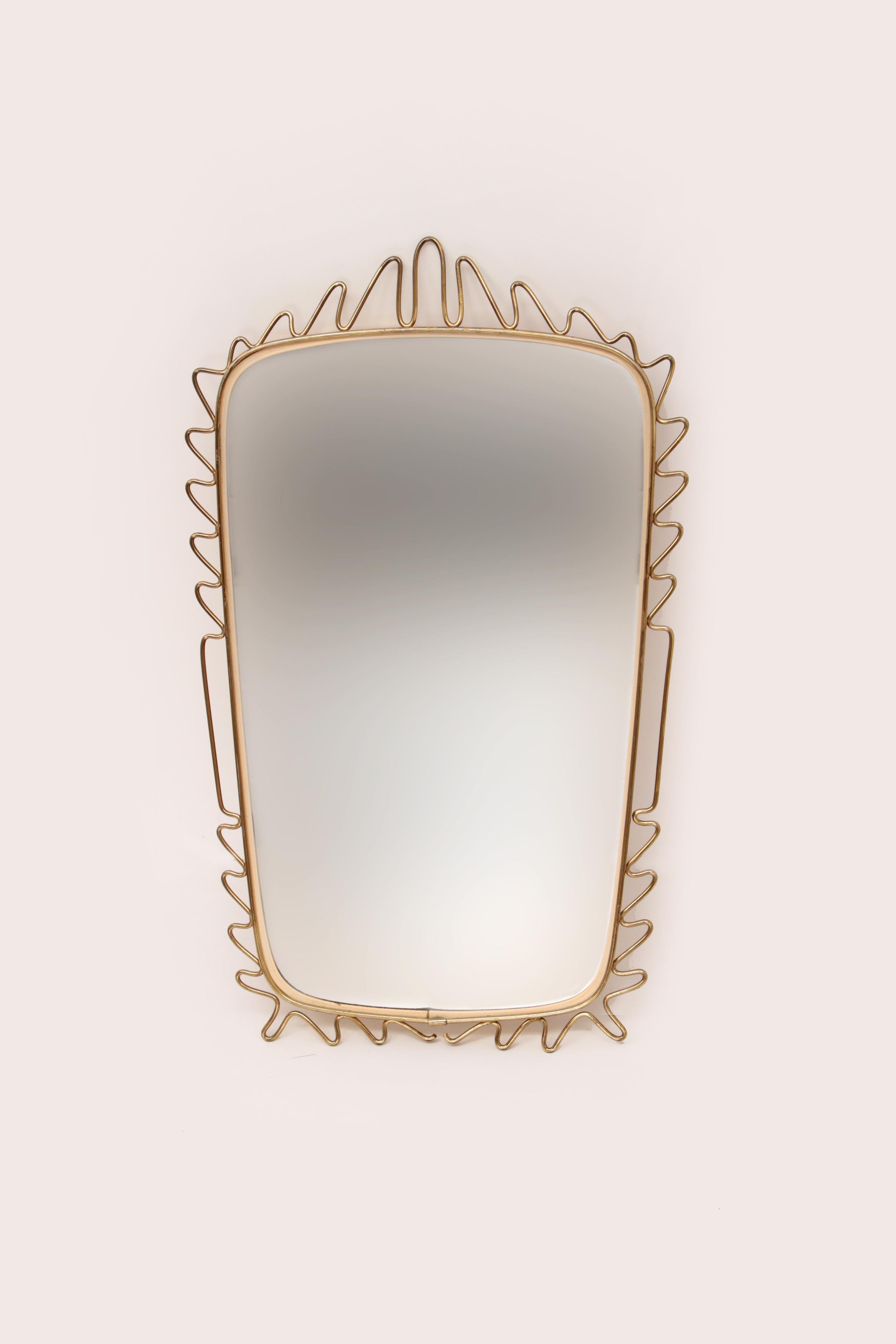 This is a beautiful vintage mirror made in the 1960s. What would this mirror have already seen, we want to know this even better.

You can hang this mirror in many places in your home.

The bathroom, toilet, bedroom or of course in the