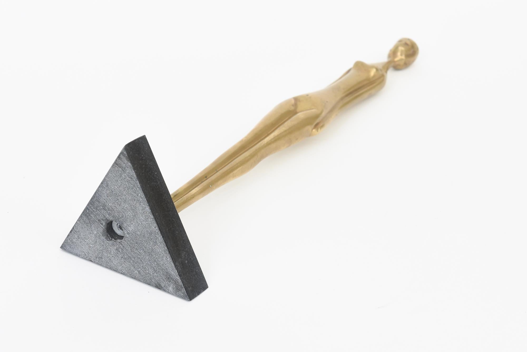 Scultura d'epoca alta e allungata in ottone e granito nero in vendita 5