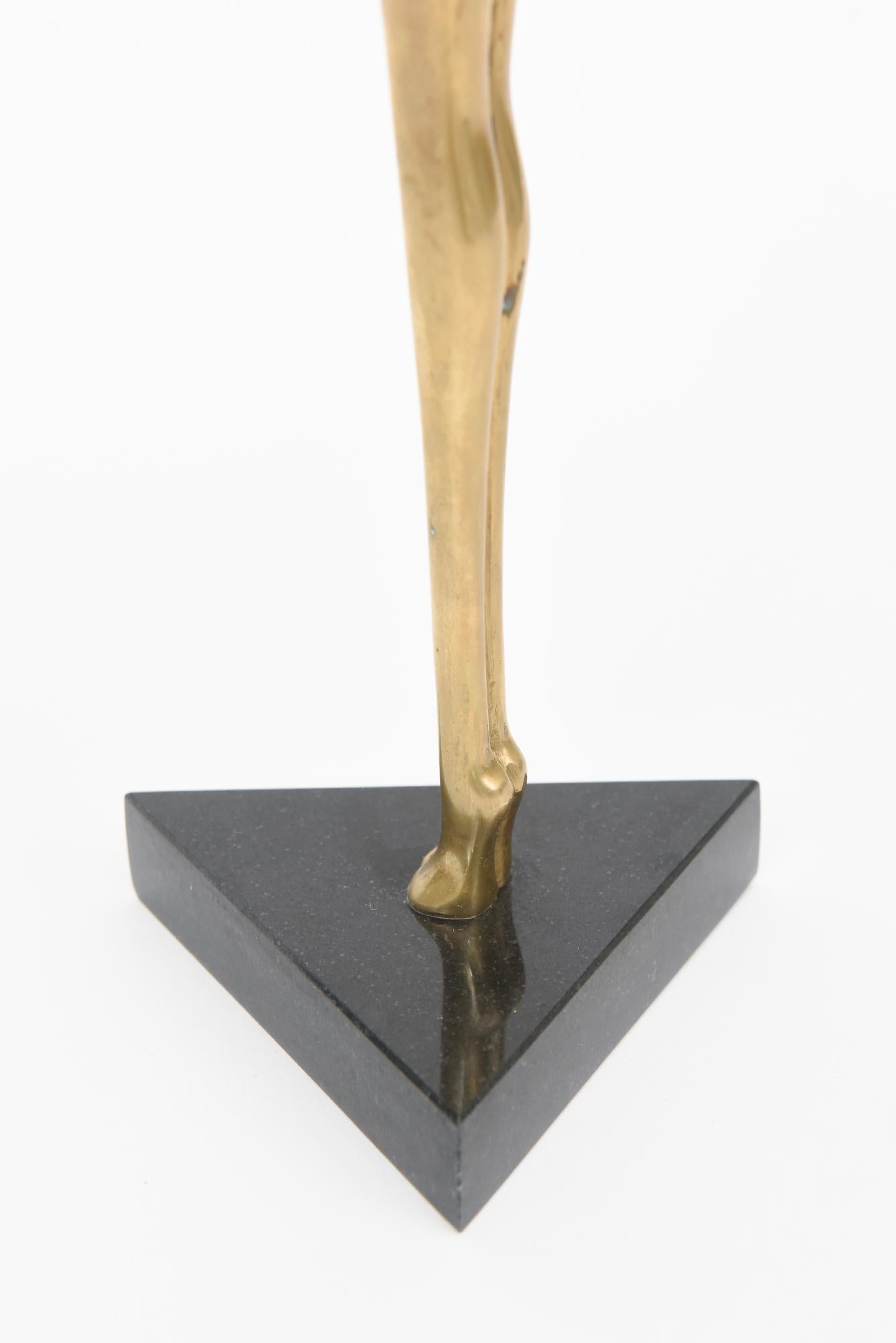 Scultura d'epoca alta e allungata in ottone e granito nero in vendita 2