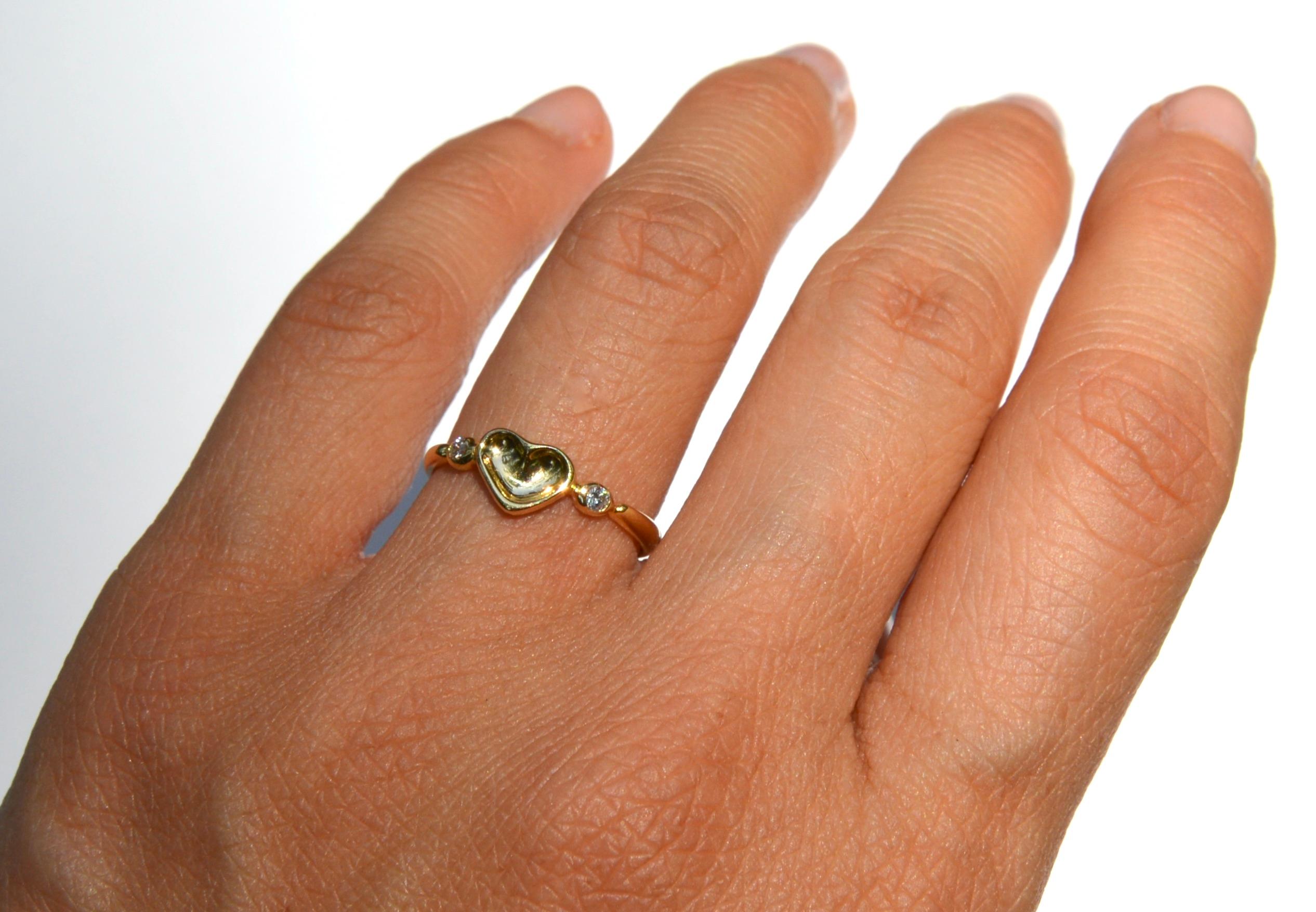 Vintage Elsa Peretti for Tiffany & Co. 18 Karat Gold Diamond Heart Ring In Good Condition For Sale In Crownsville, MD